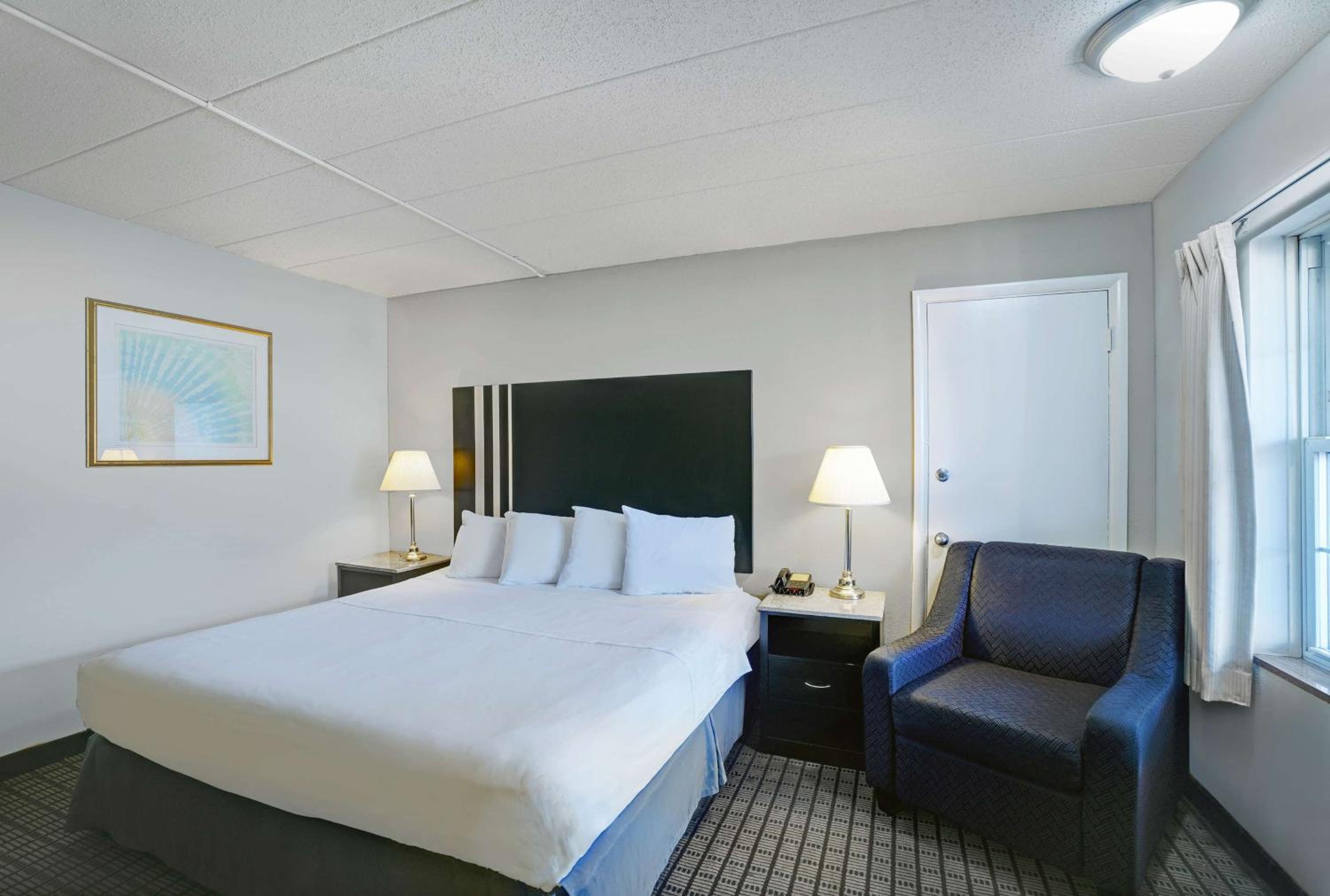 Deluxe King Room - Non-Smoking - Photo 4