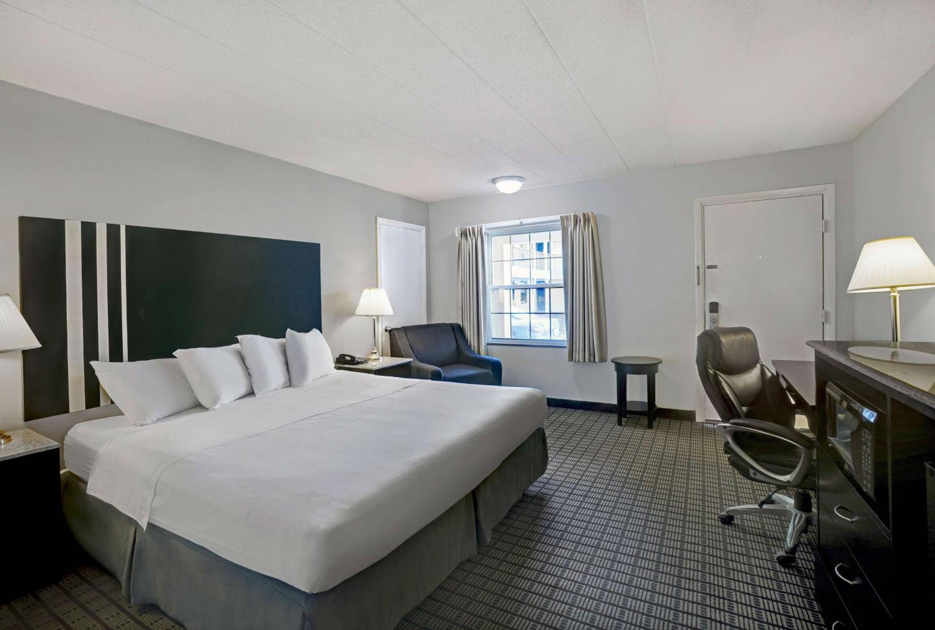 Deluxe King Room - Non-Smoking - Photo 3