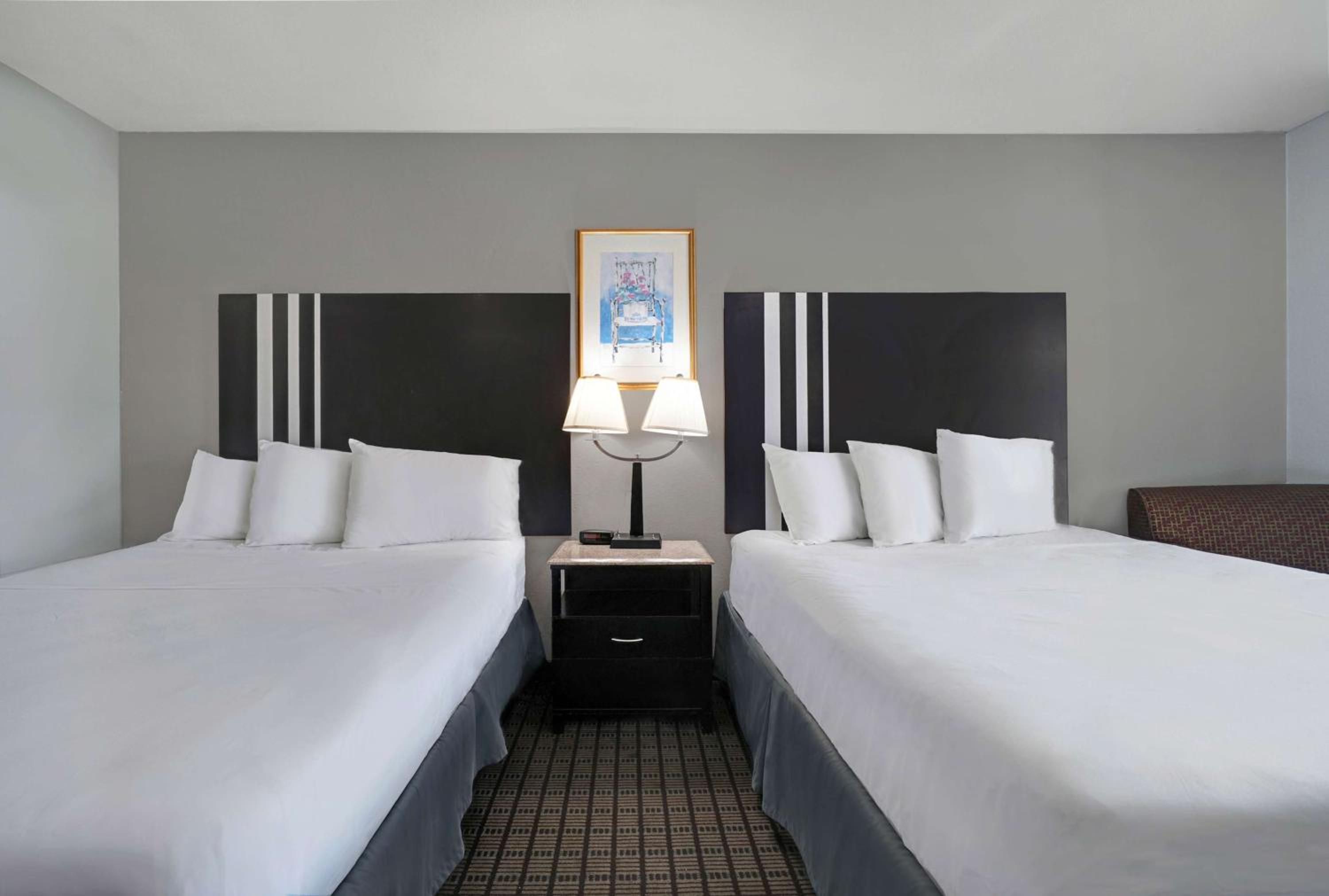 Deluxe Queen Room with Two Queen Beds - Smoking - Photo 2