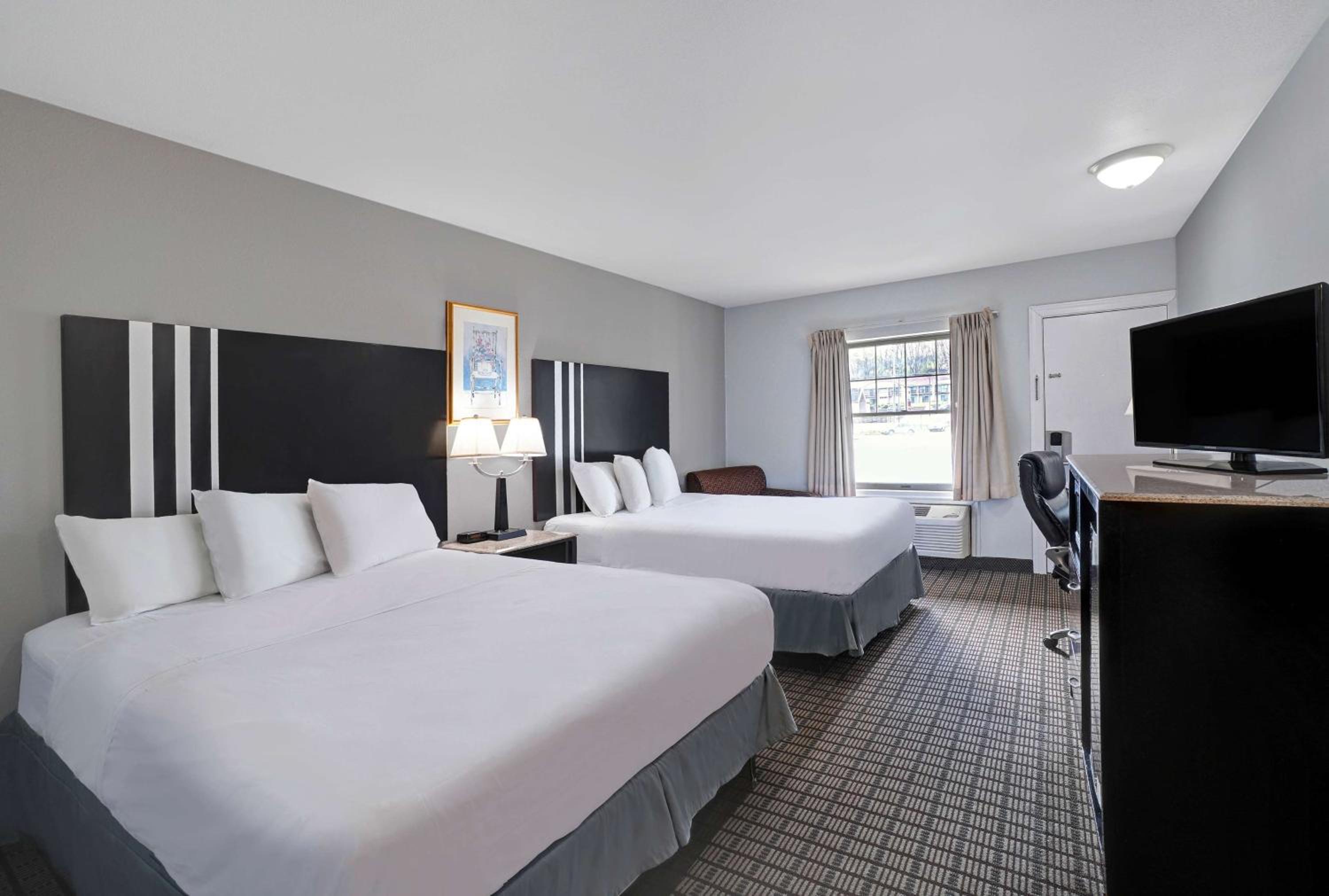 Deluxe Queen Room with Two Queen Beds - Non-Smoking - Photo 3