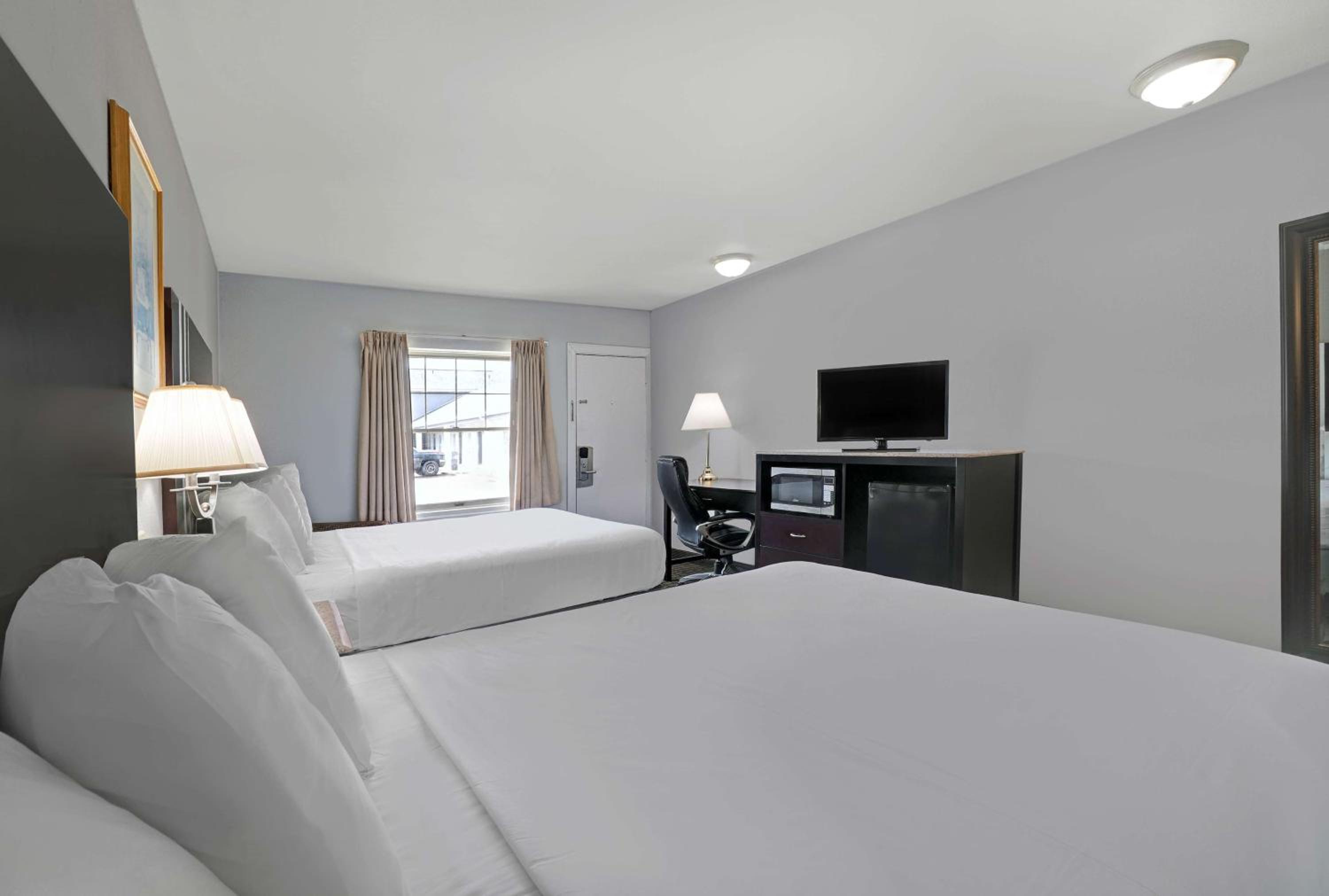 Deluxe Queen Room with Two Queen Beds - Non-Smoking - Photo 4