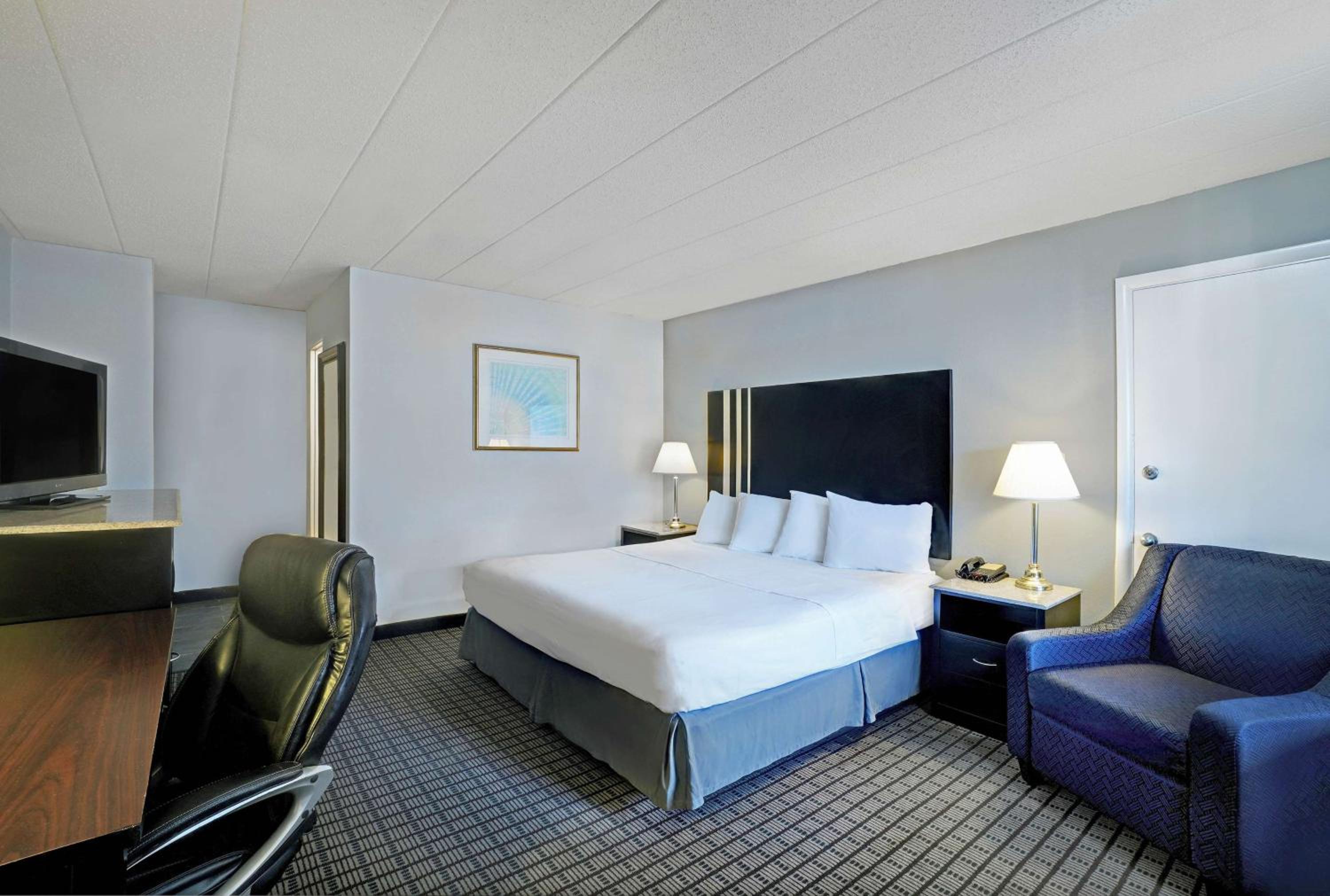 Deluxe King Room - Non-Smoking - Photo 1