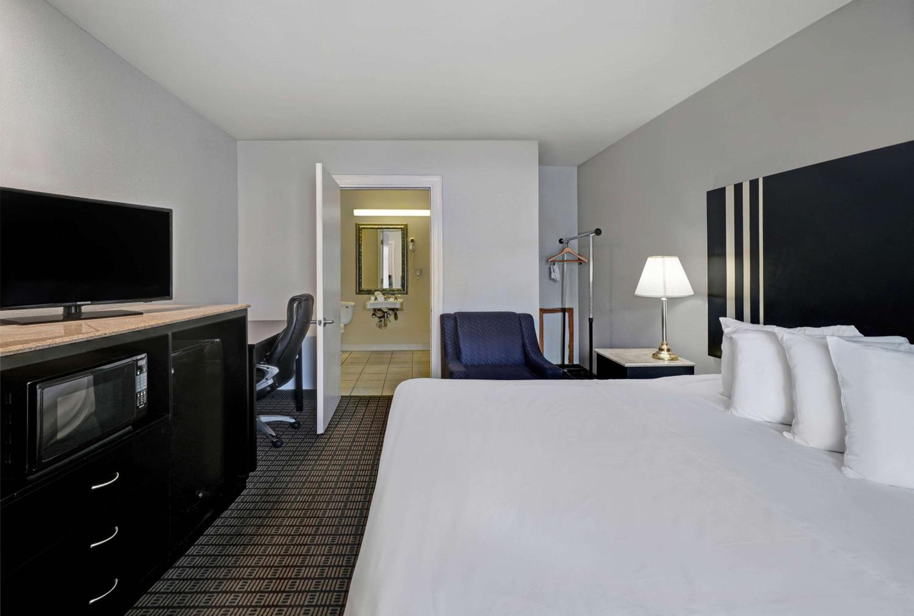 King Room - Disability Access - Non-Smoking - Photo 1