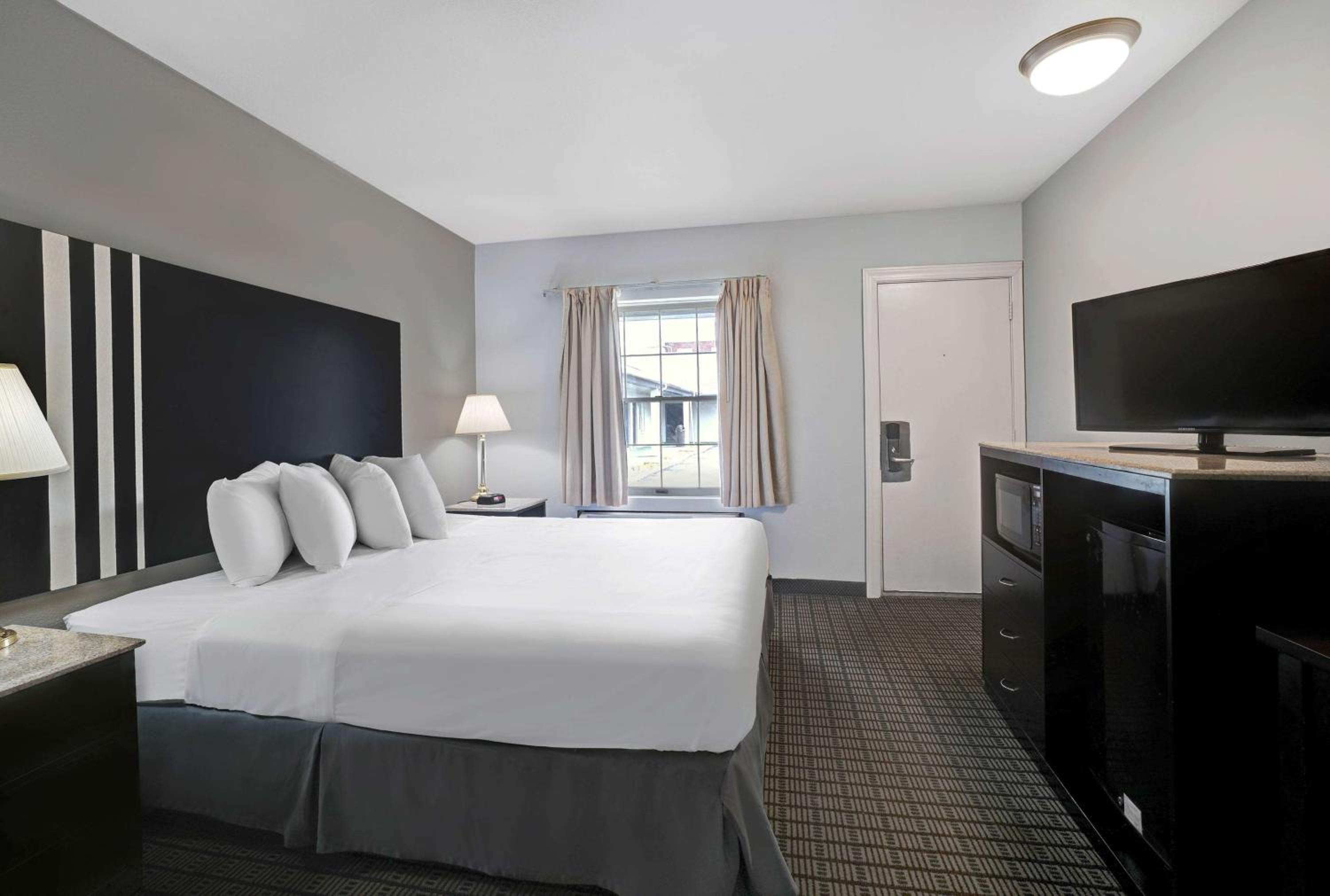 King Room - Disability Access - Non-Smoking - Photo 4