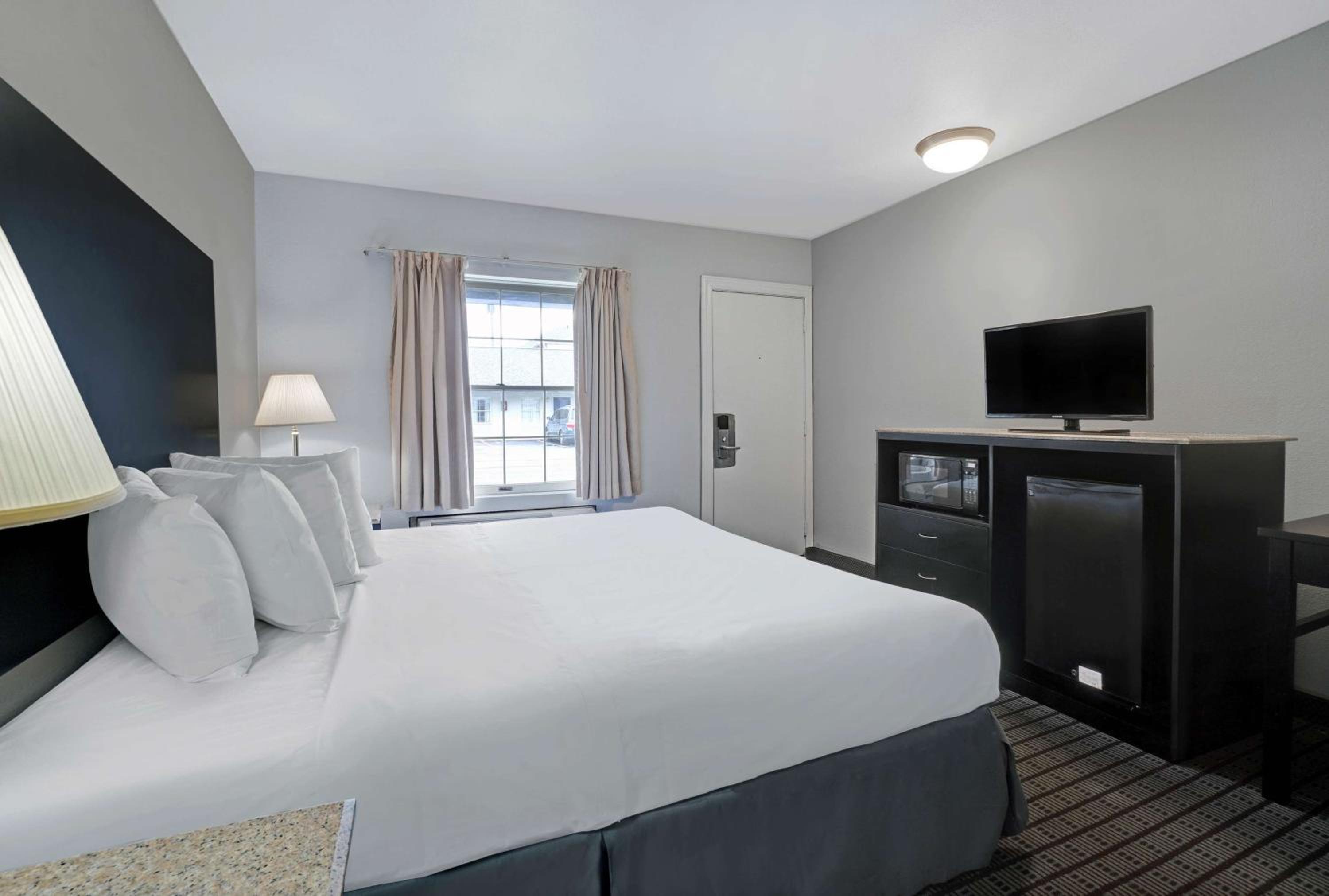 King Room - Disability Access - Non-Smoking - Photo 2