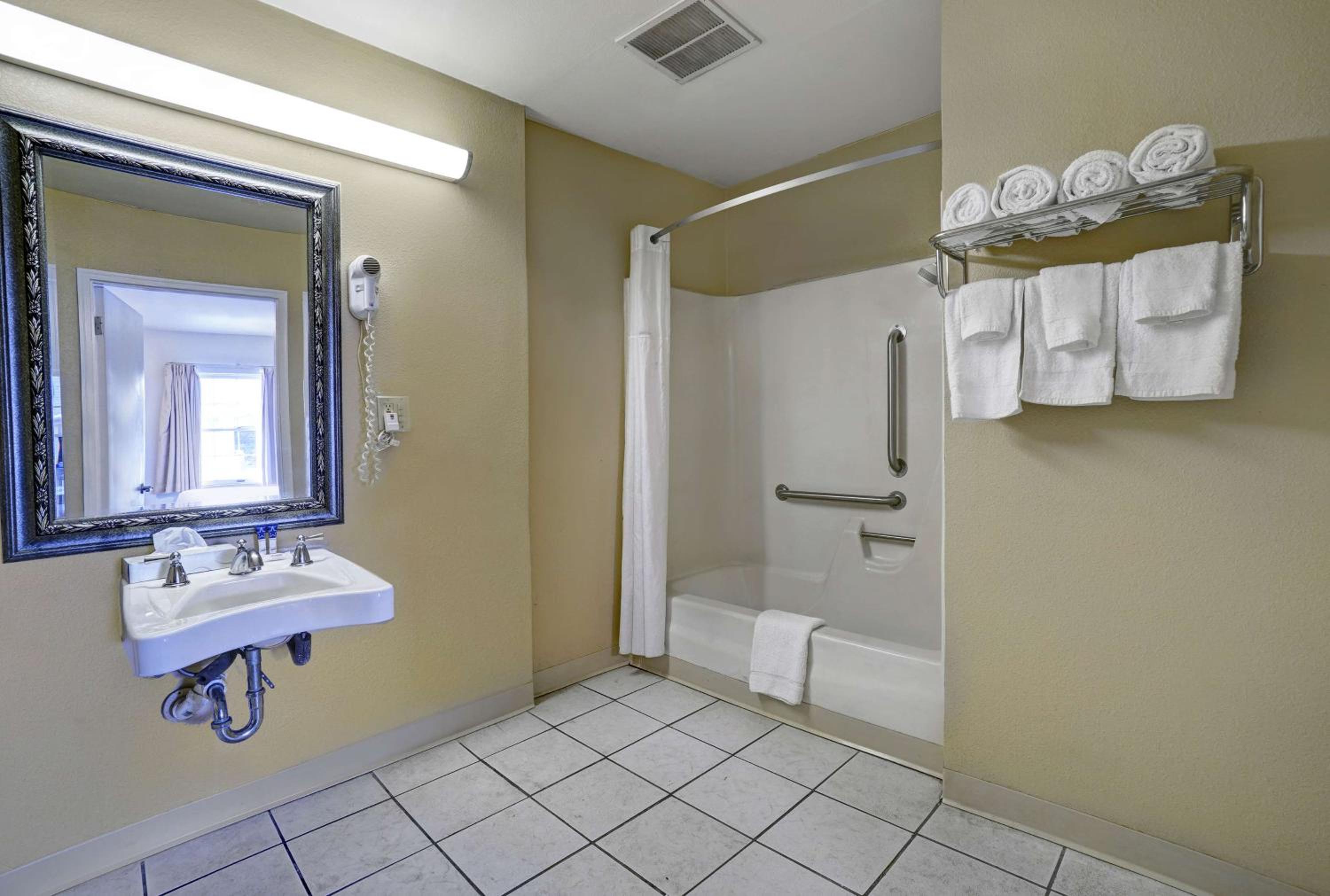 King Room - Disability Access - Non-Smoking - Photo 3