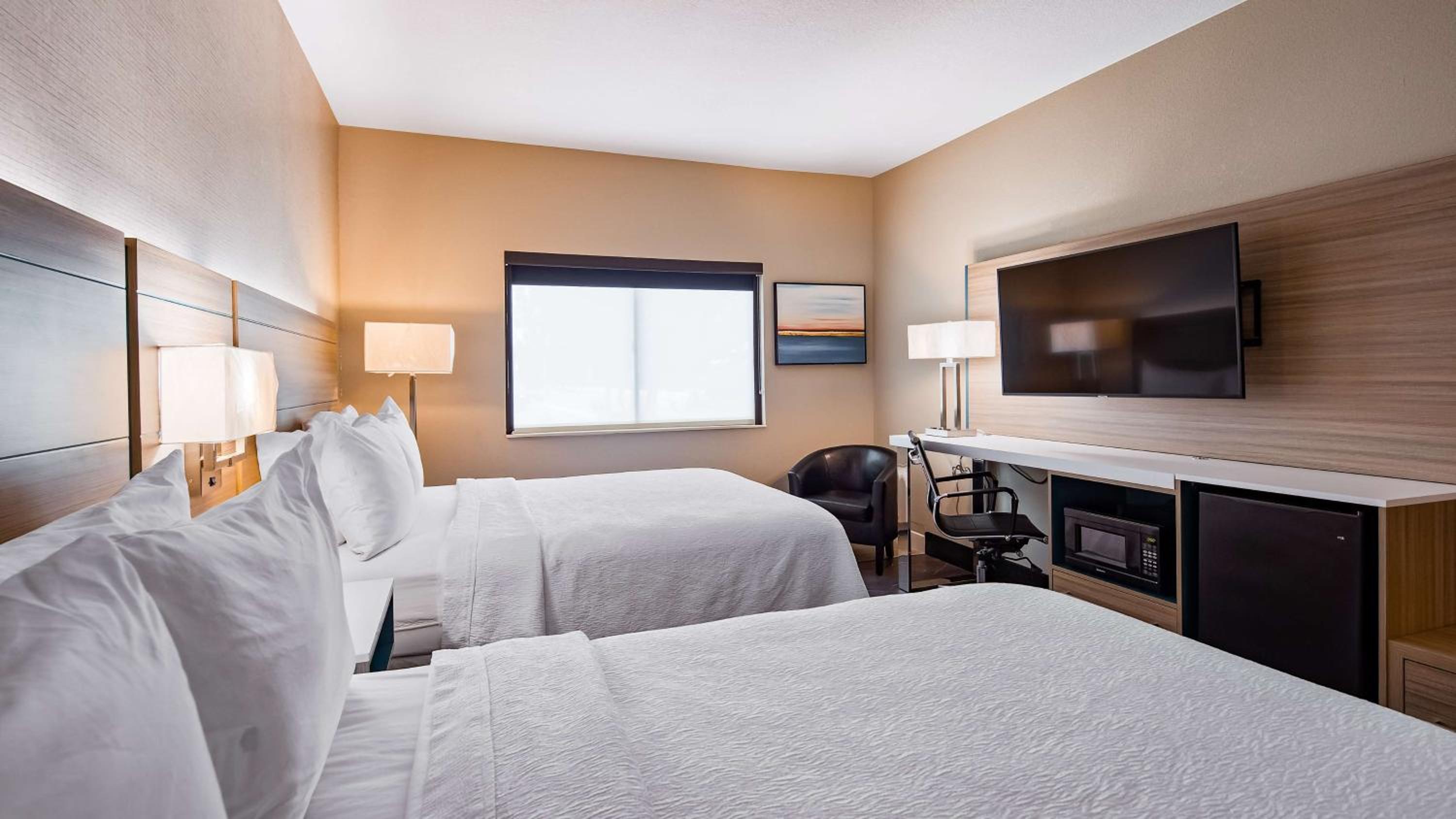 Queen Room with Two Queen Beds - Photo 6