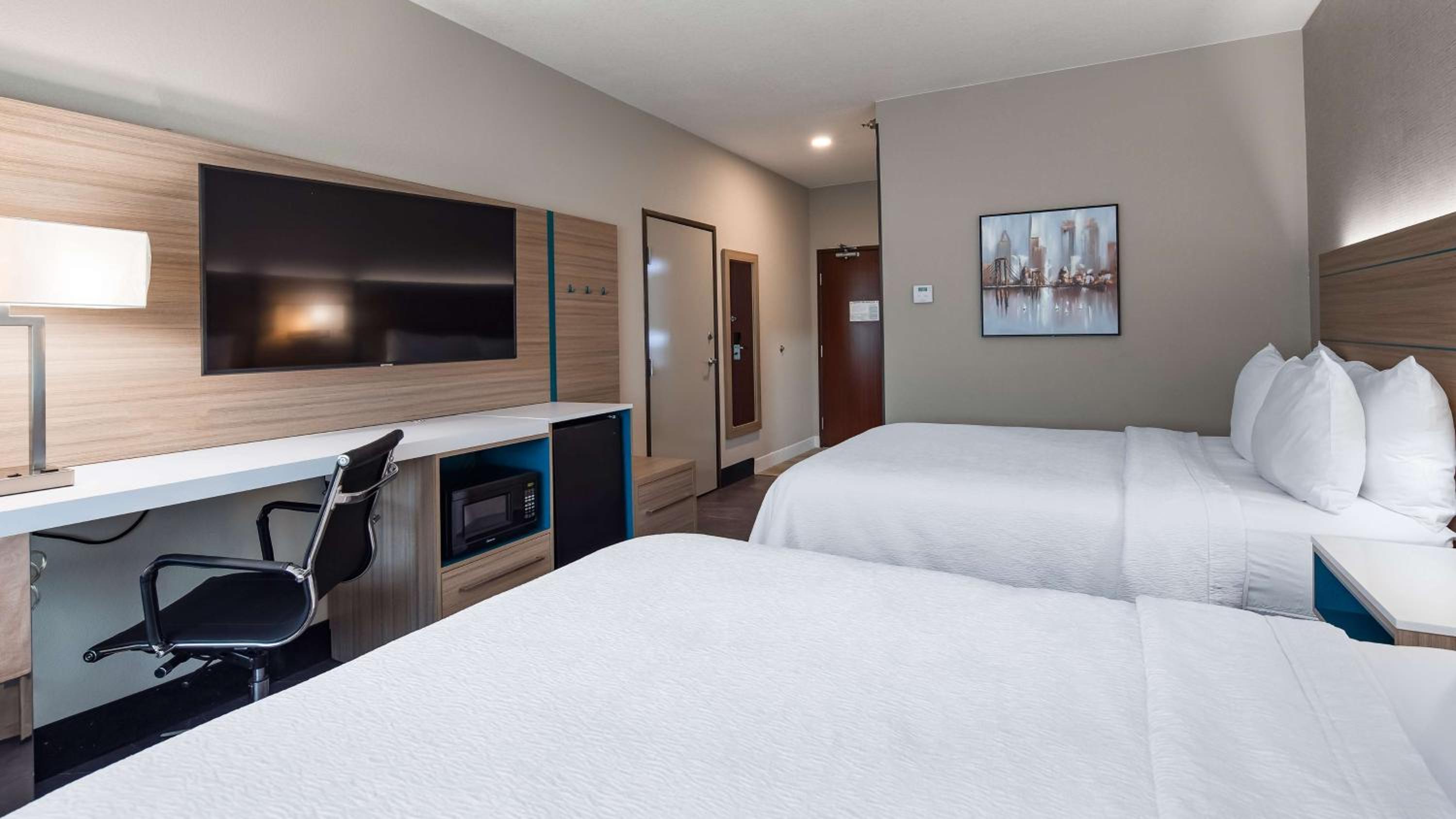 Queen Room with Two Queen Beds - Photo 7