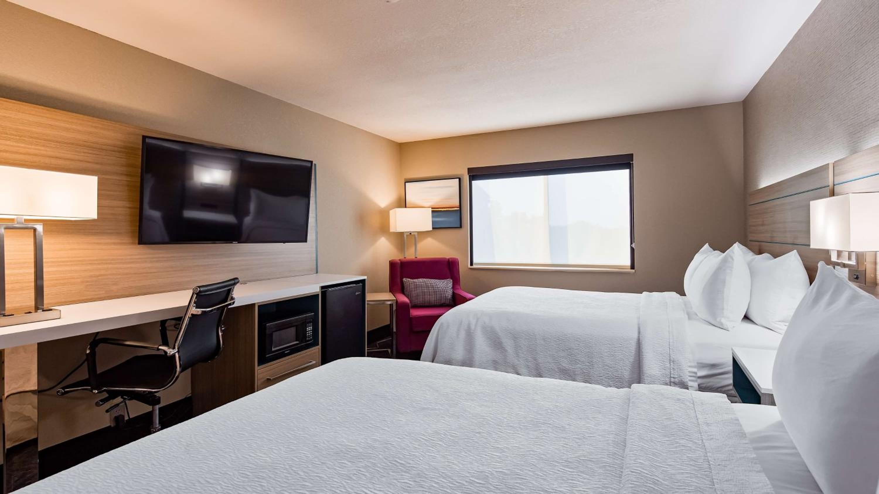 Queen Room with Two Queen Beds - Photo 2