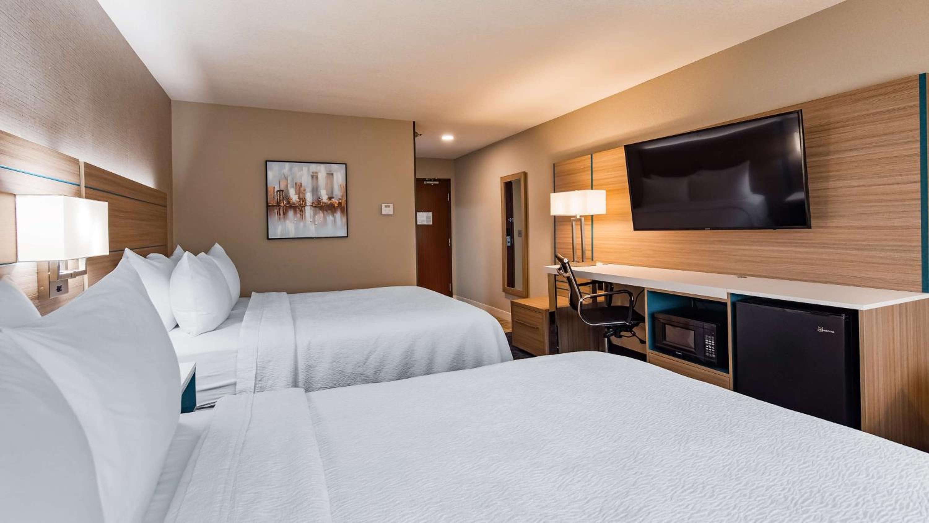 Queen Room with Two Queen Beds - Photo 10