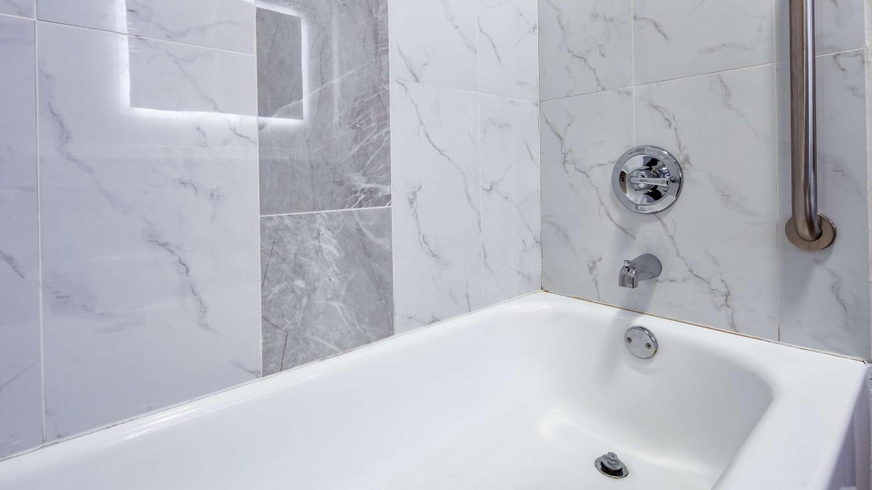 Queen Room with Two Queen Beds and Bath Tub - Disability Access - Photo 6