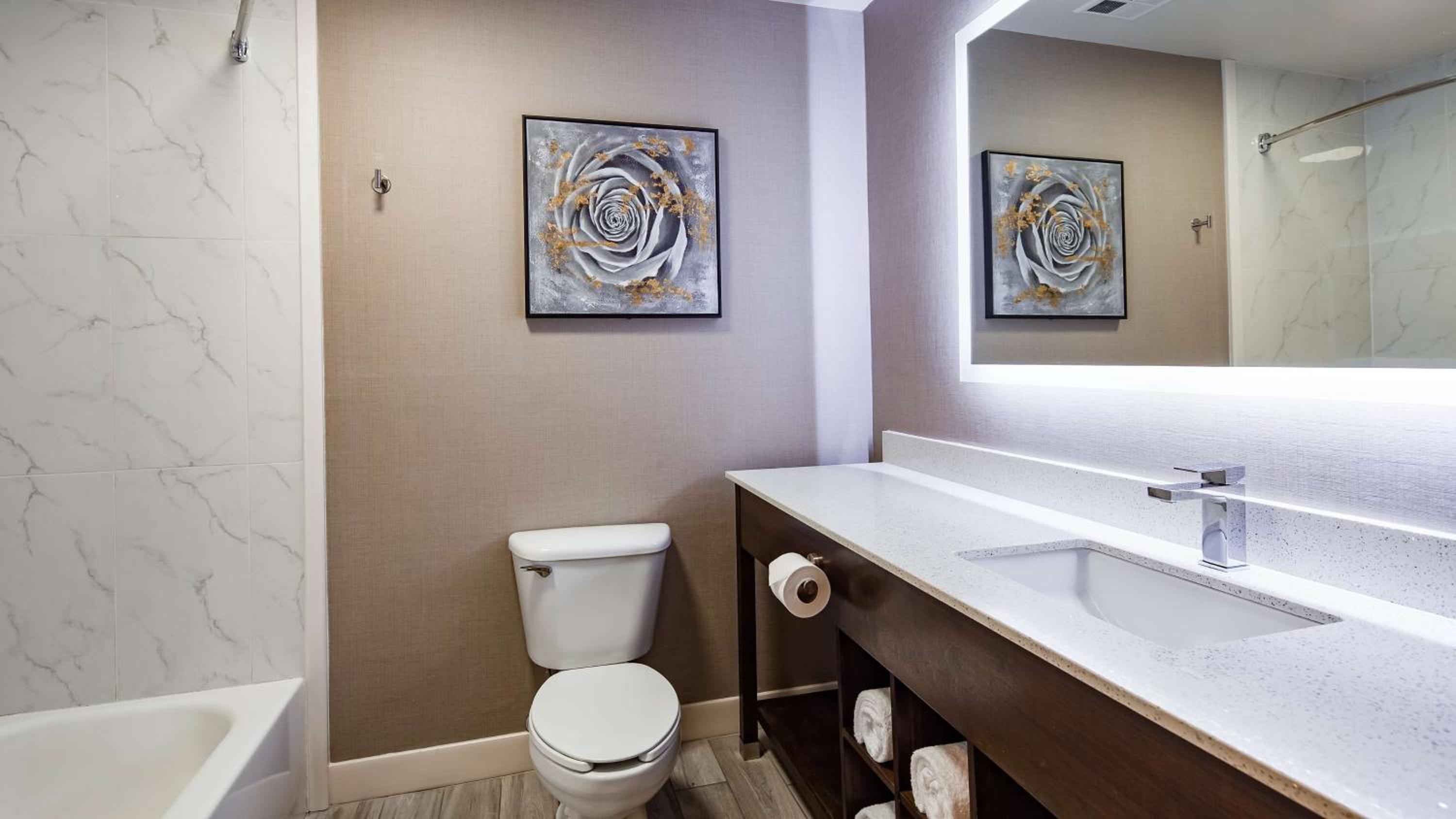 Queen Room with Two Queen Beds - Photo 8