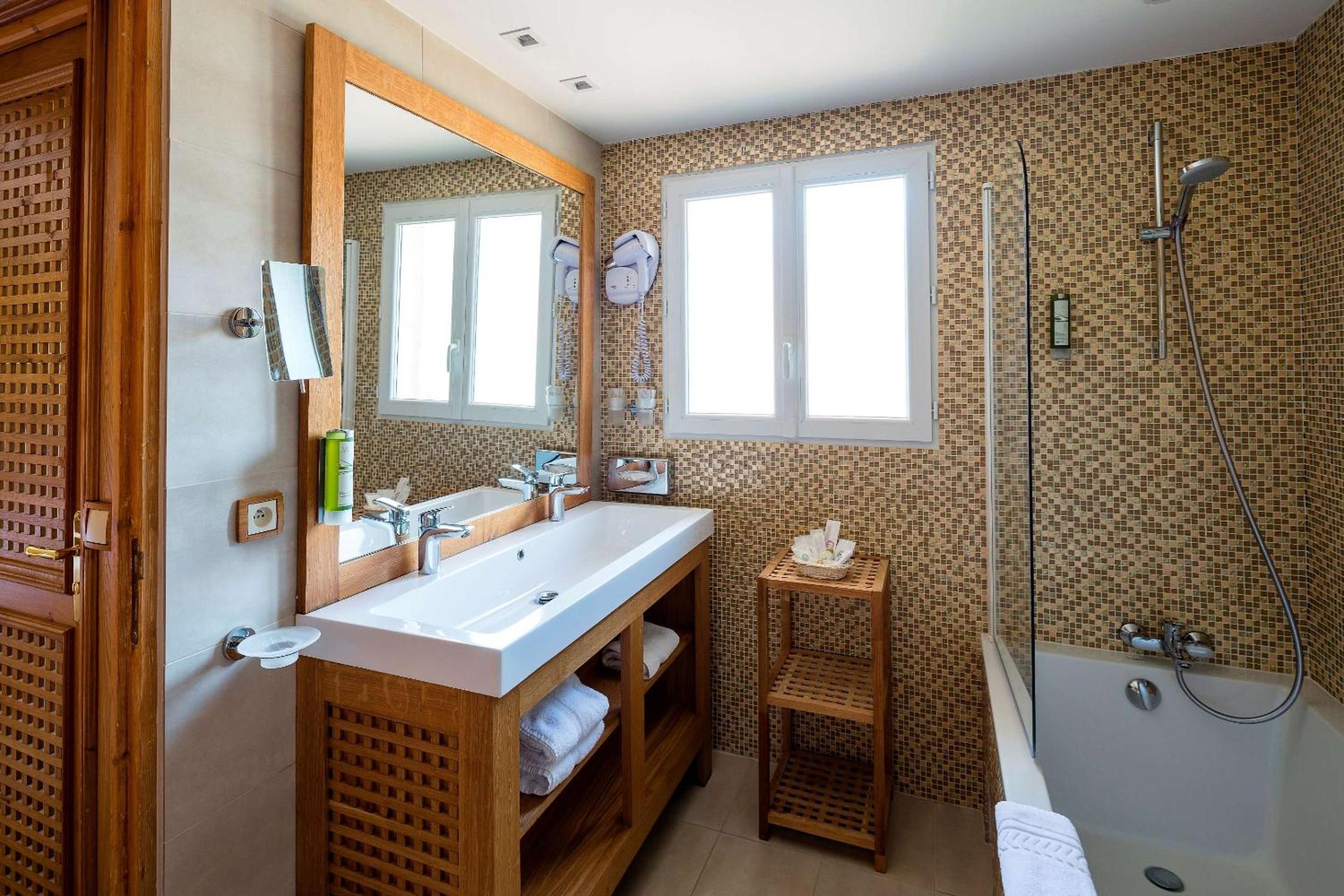 Prestige Twin Room with Sea View - Photo 5