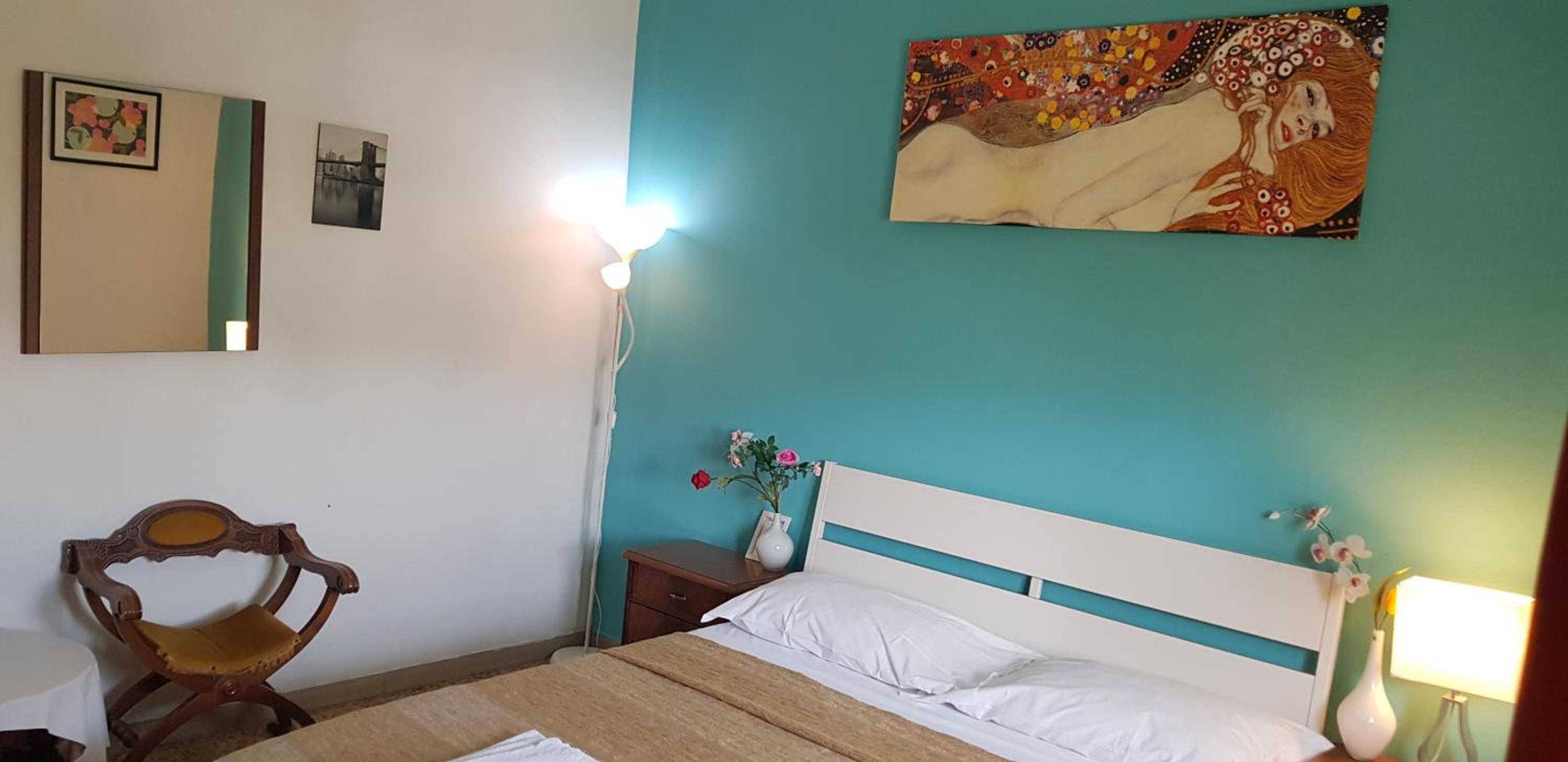 King Room With Shared Bathroom photo 2