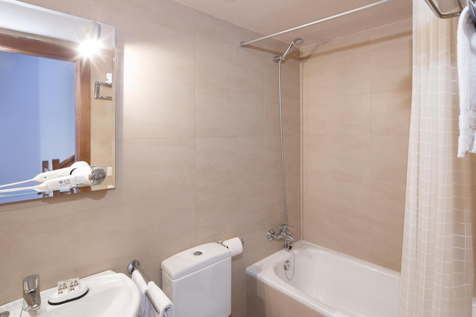 Apartment with Terrace - Photo 8