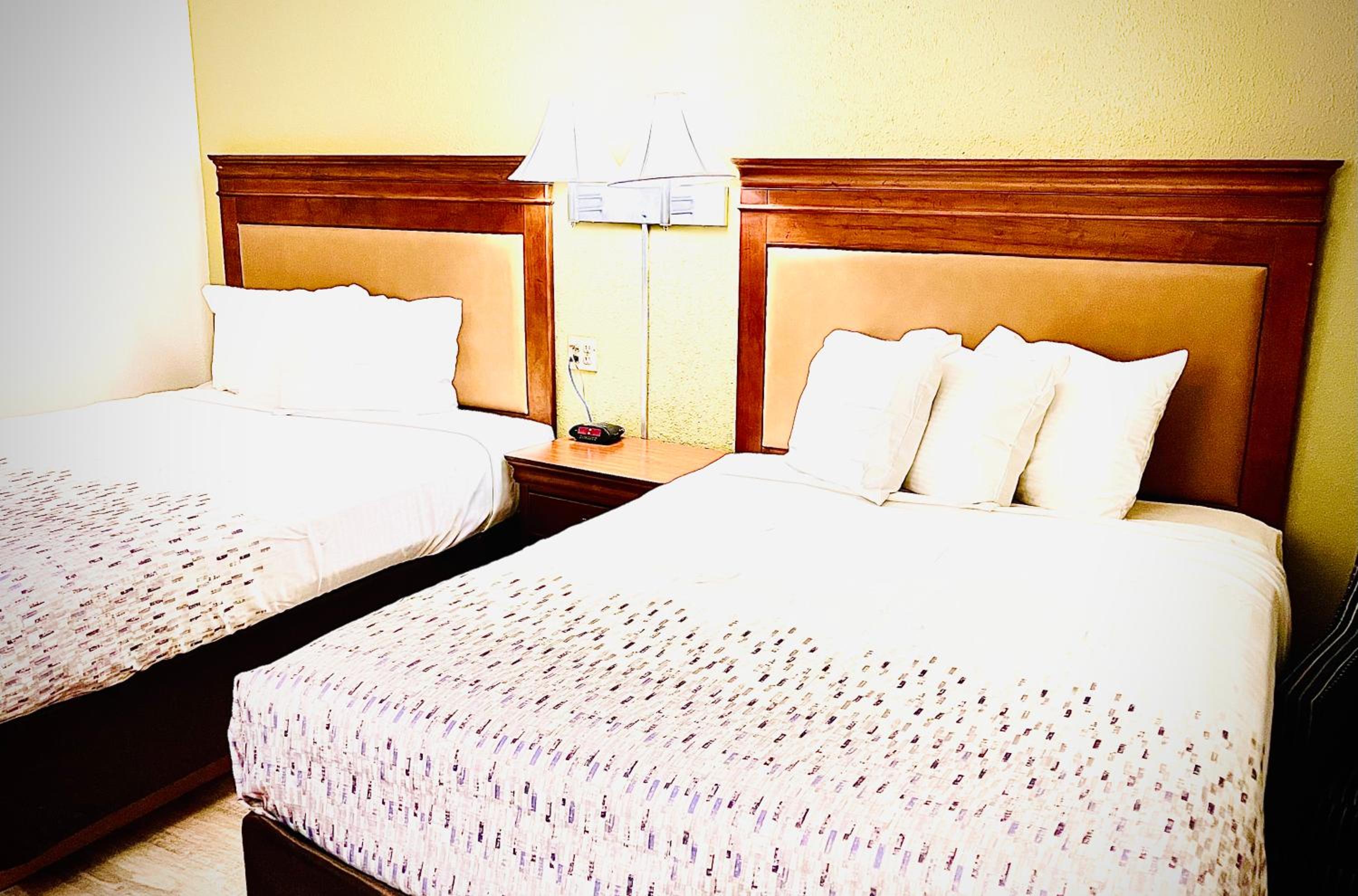 Queen Room with Two Queen Beds - Non-Smoking - Photo 2