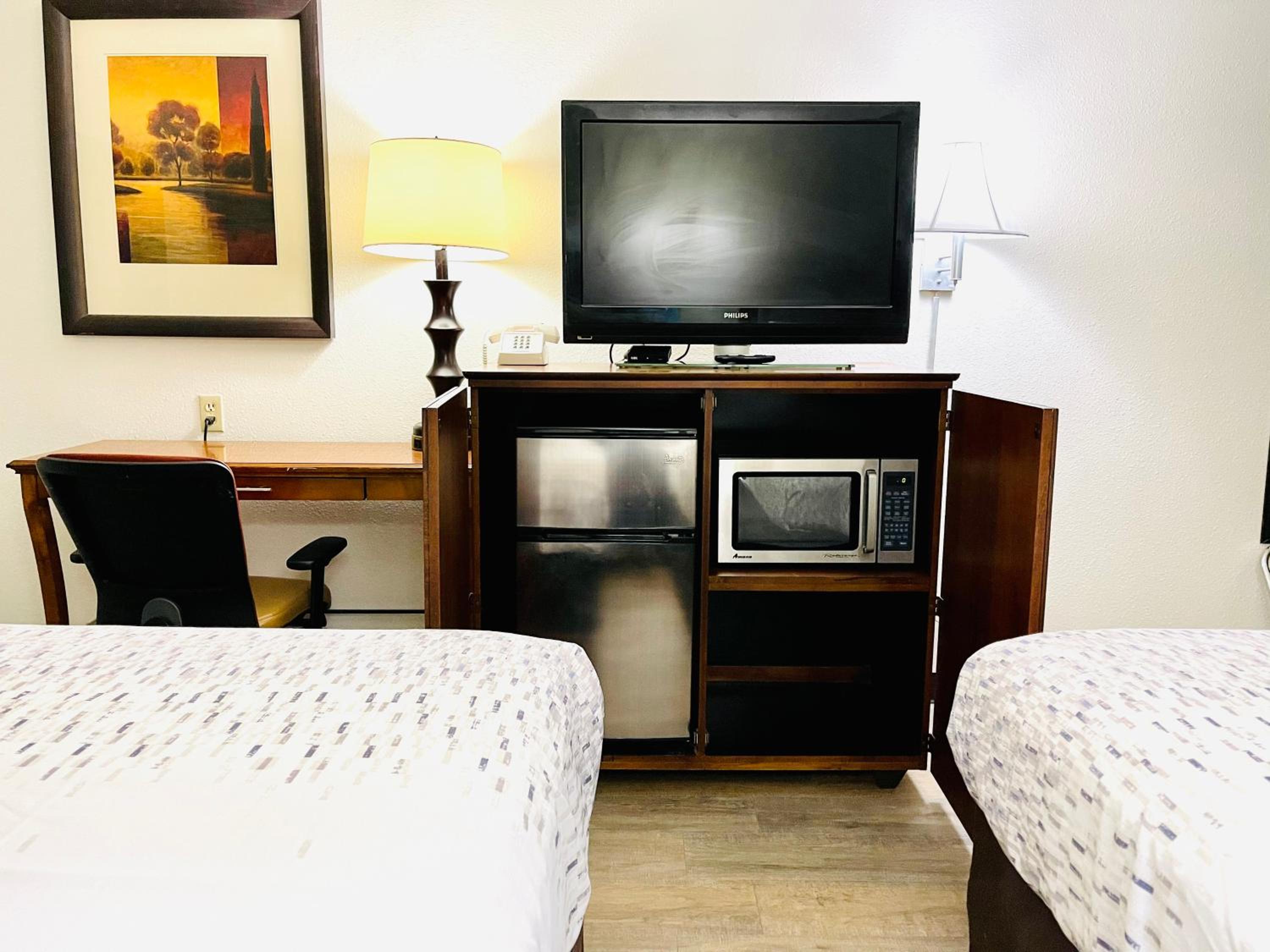 Queen Room with Two Queen Beds - Non-Smoking - Photo 3