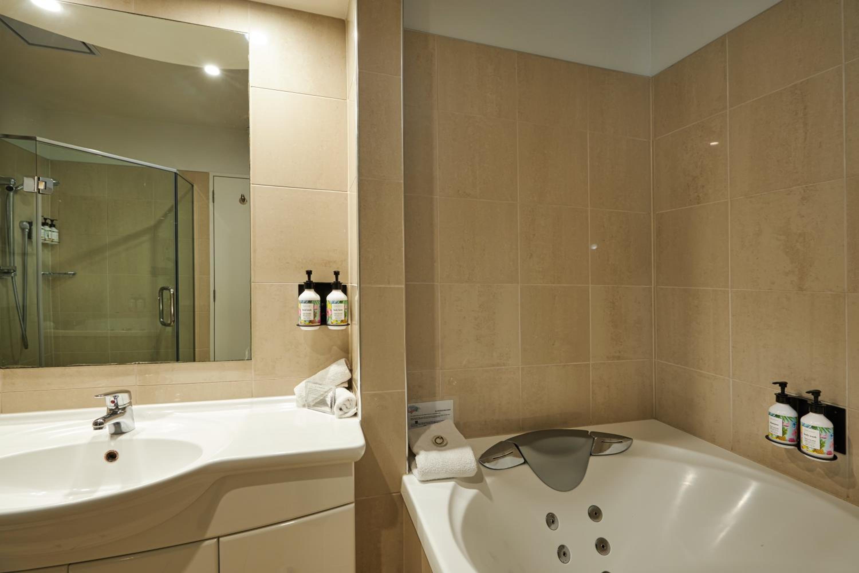 Premium King Room with Spa Bath - Photo 6