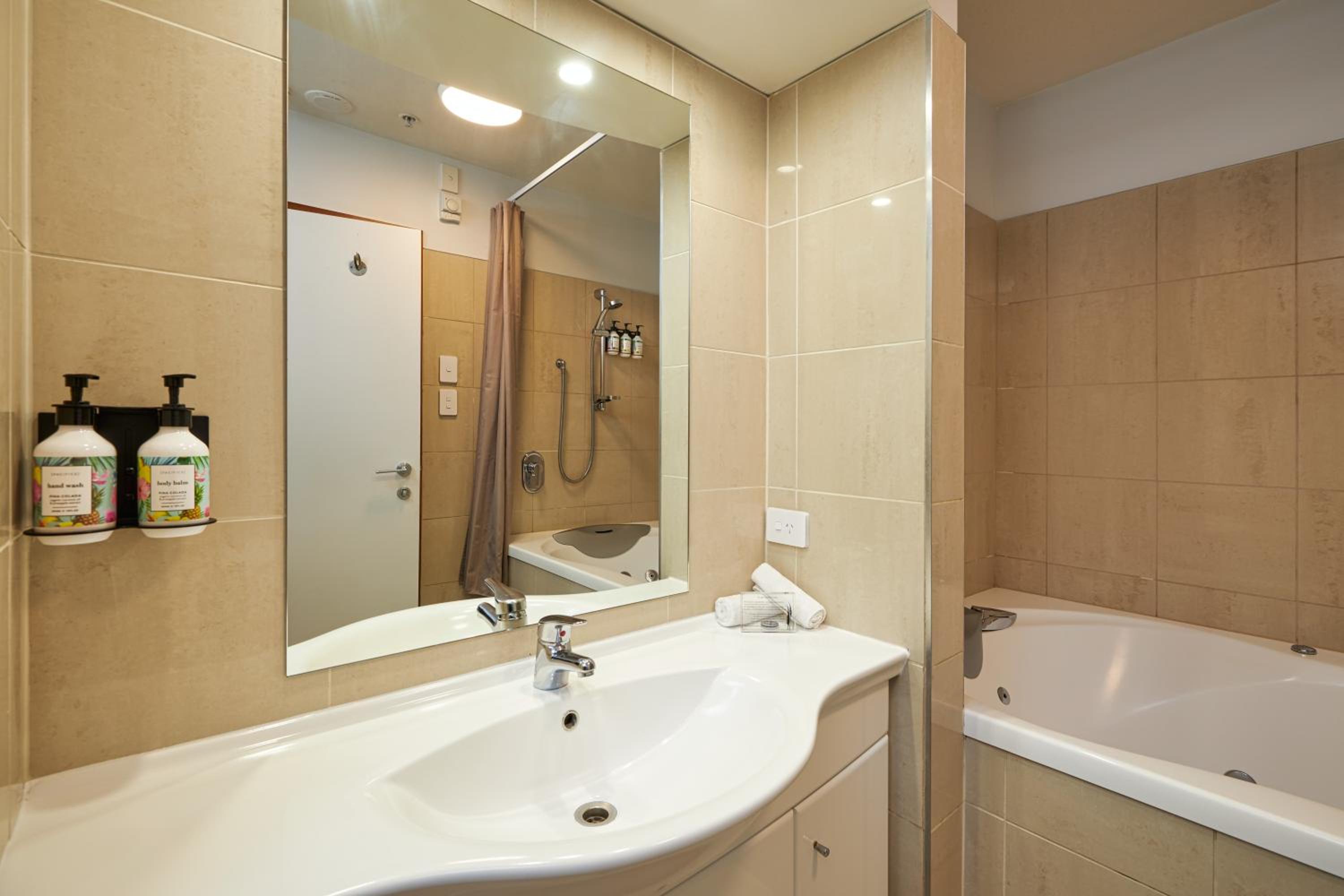 Premium Twin Room with Spa Bath - Photo 3