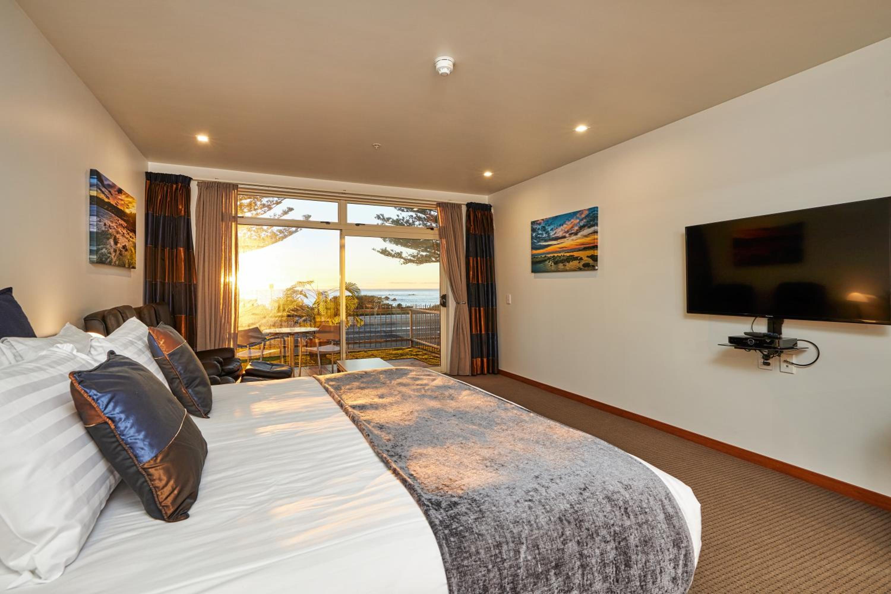 Premium Plus King Studio with Spa Bath - Photo 1