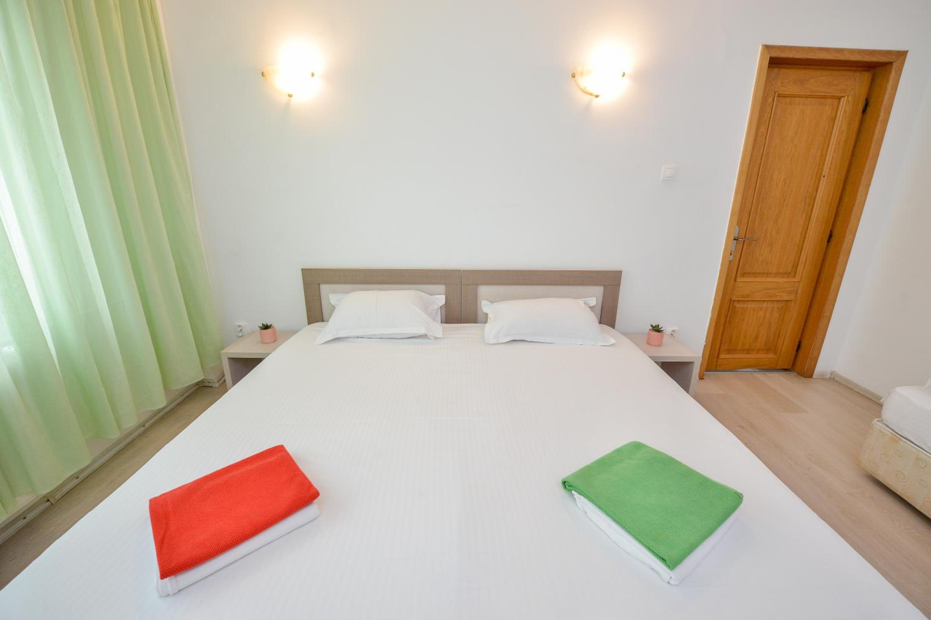 Apartment with Terrace - Photo 2
