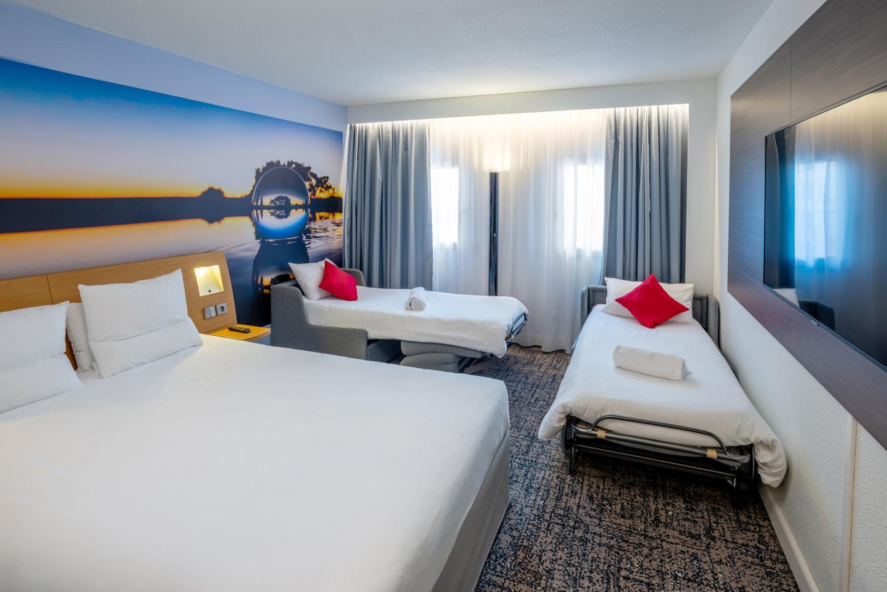 Superior Room with One Double Bed and Two Single Beds - Photo 6