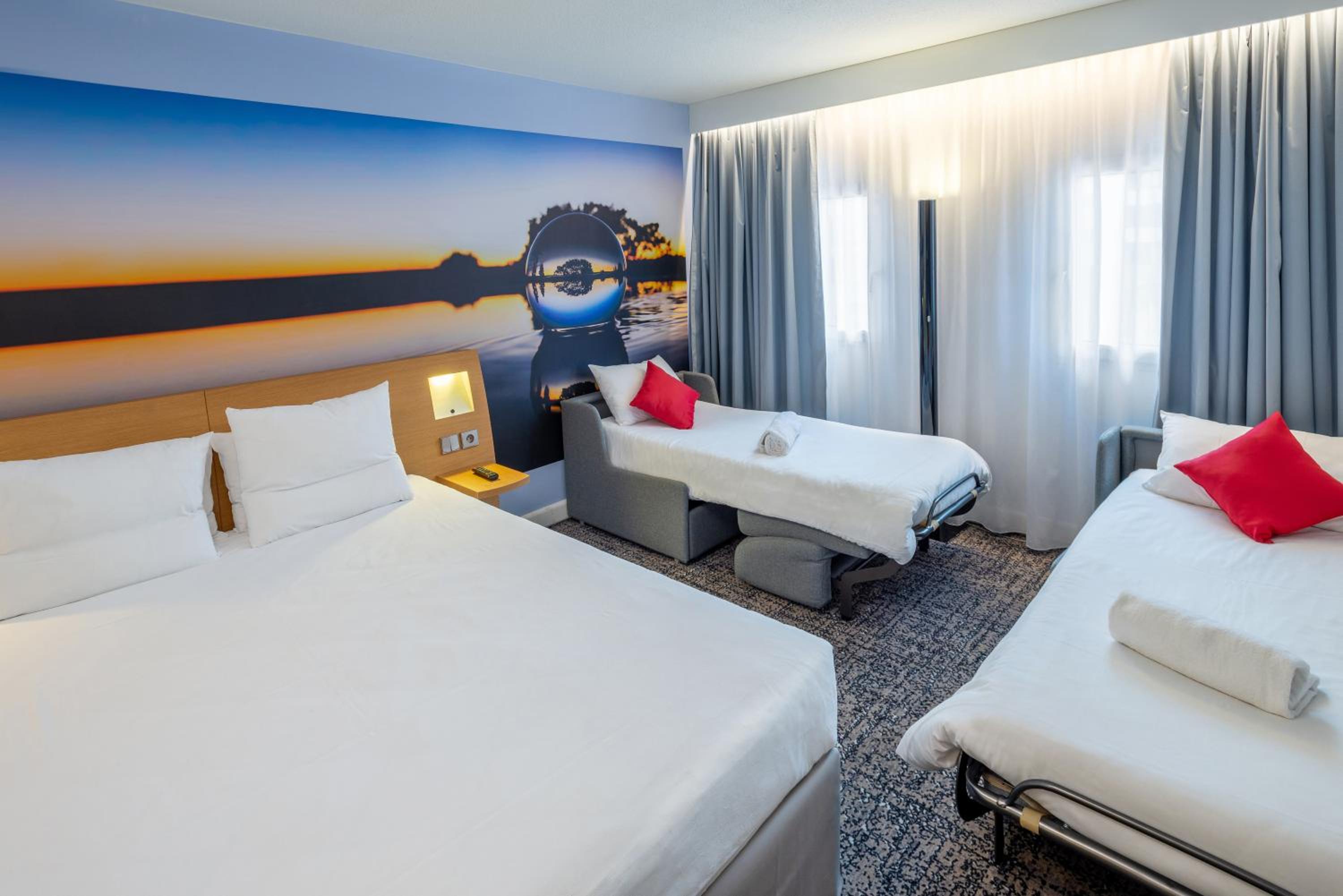 Superior Room with One Double Bed and Two Single Beds - Photo 5