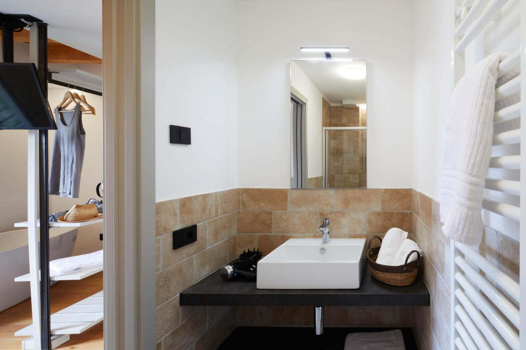 Deluxe Double Room with Bath photo 2