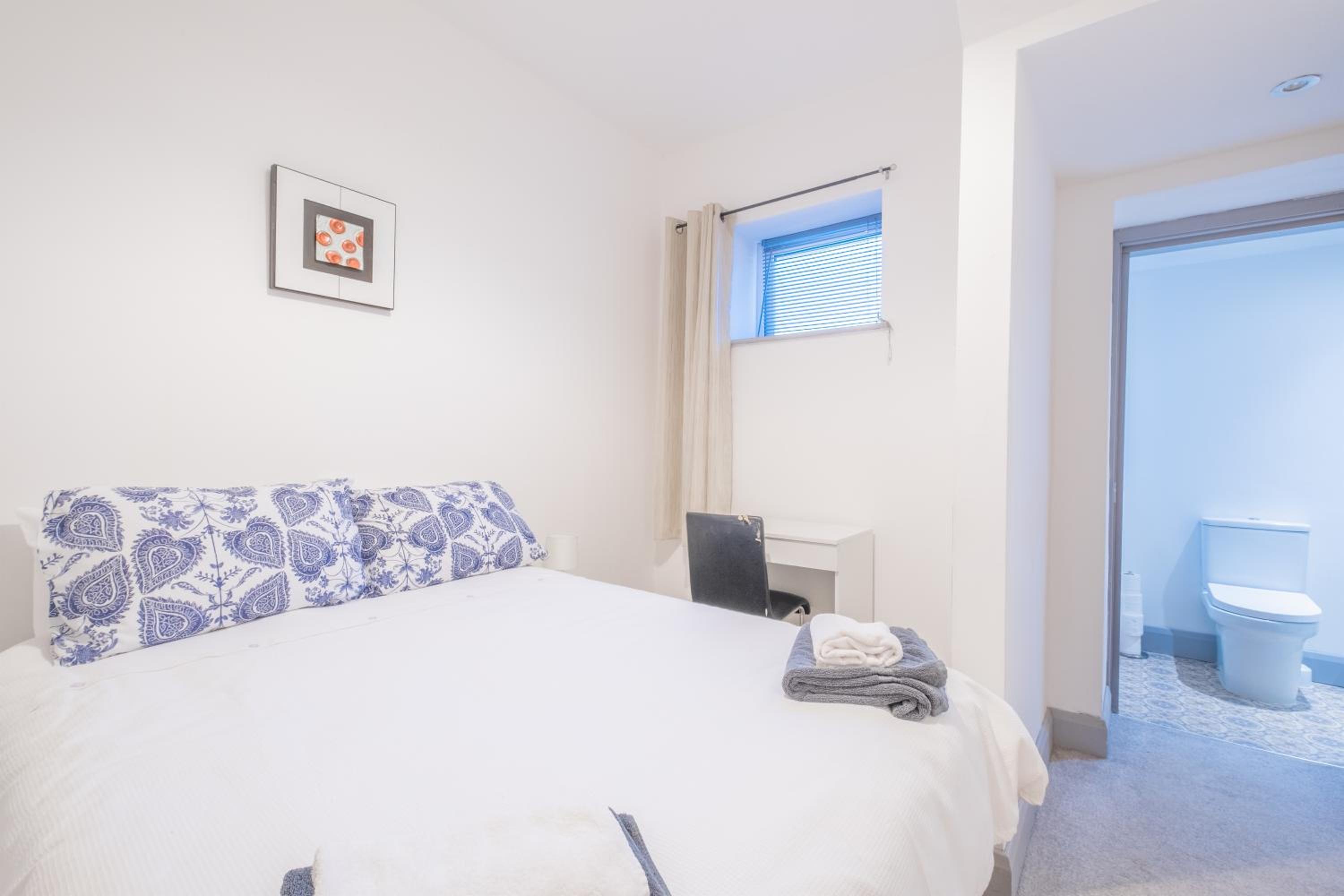Two-Bedroom Apartment - Photo 9