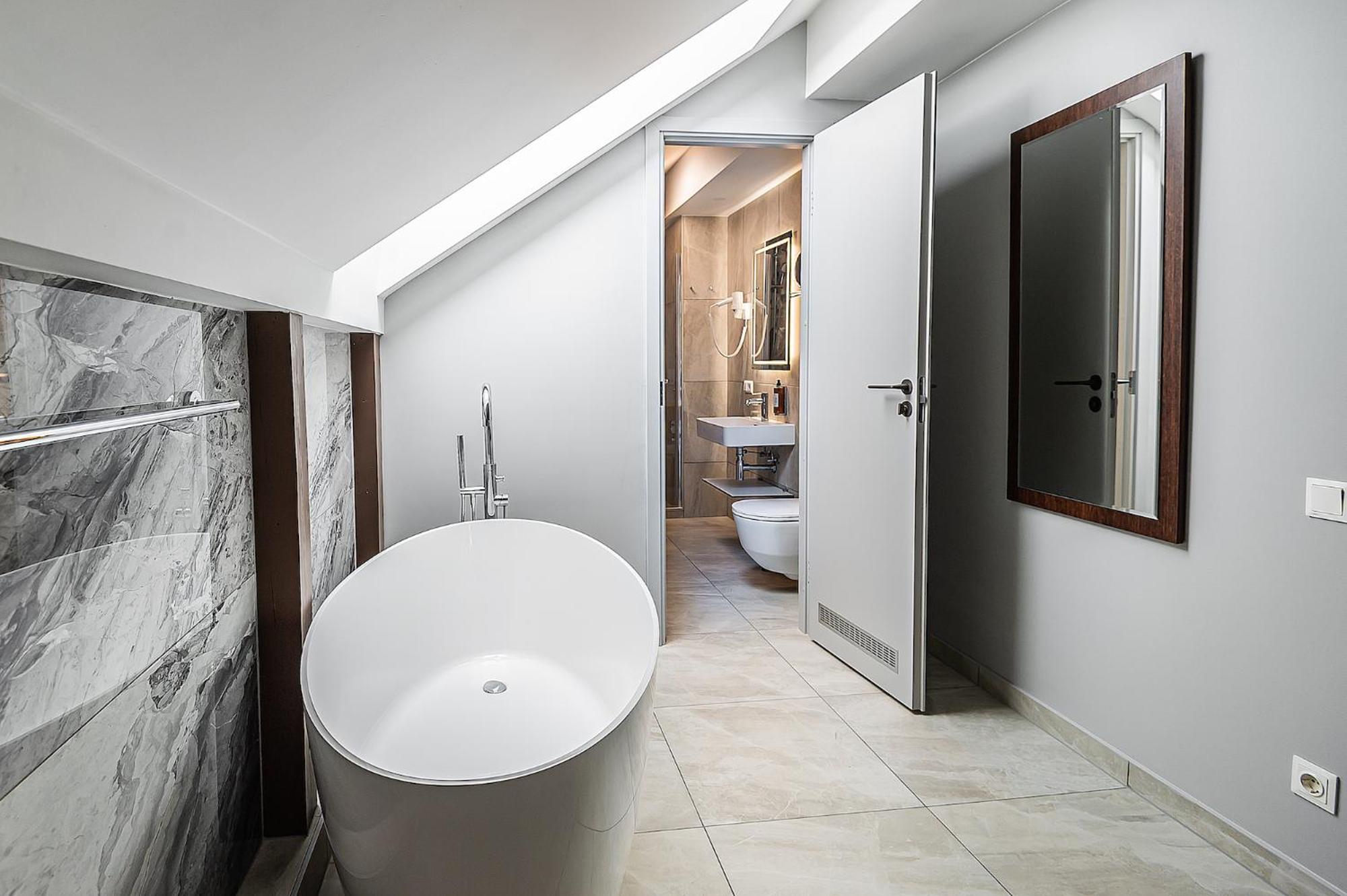 Attic Suite - Photo 7