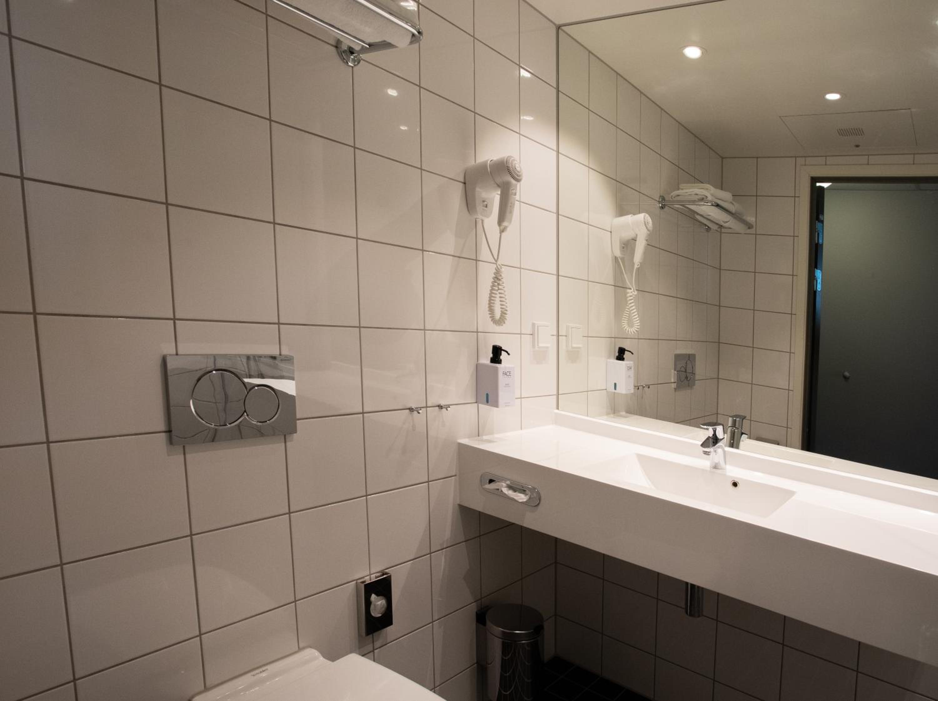 Twin Room - Photo 3