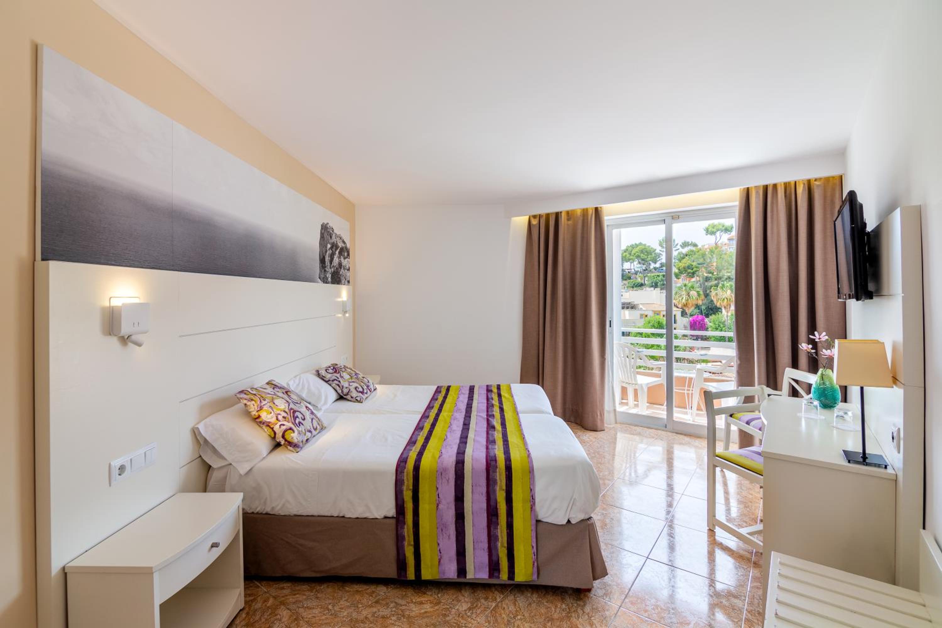 Double or Twin Room with Balcony photo 2