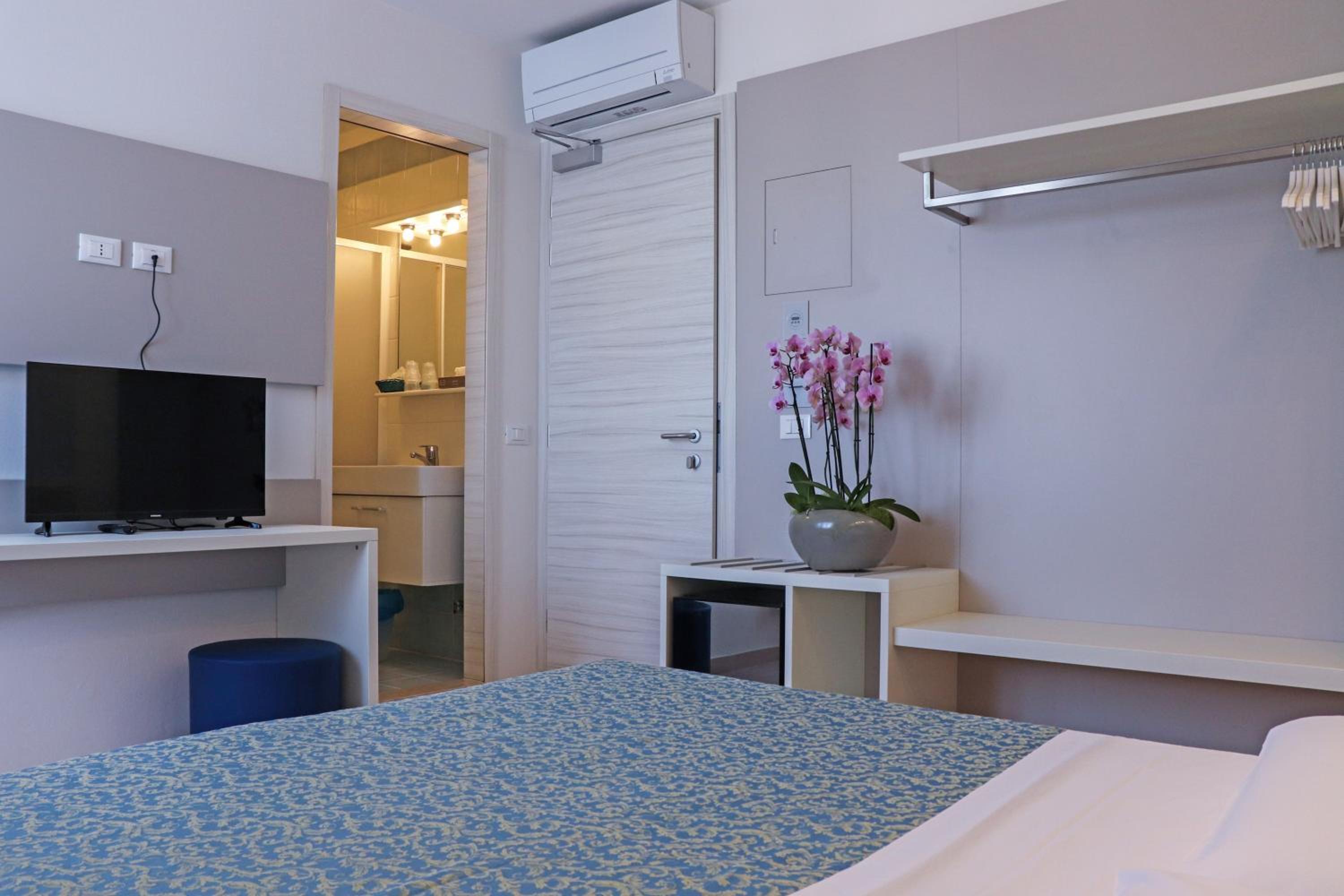 Budget Double Room photo 3