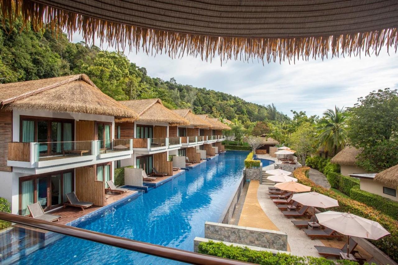 Deluxe Pool View - Photo 14