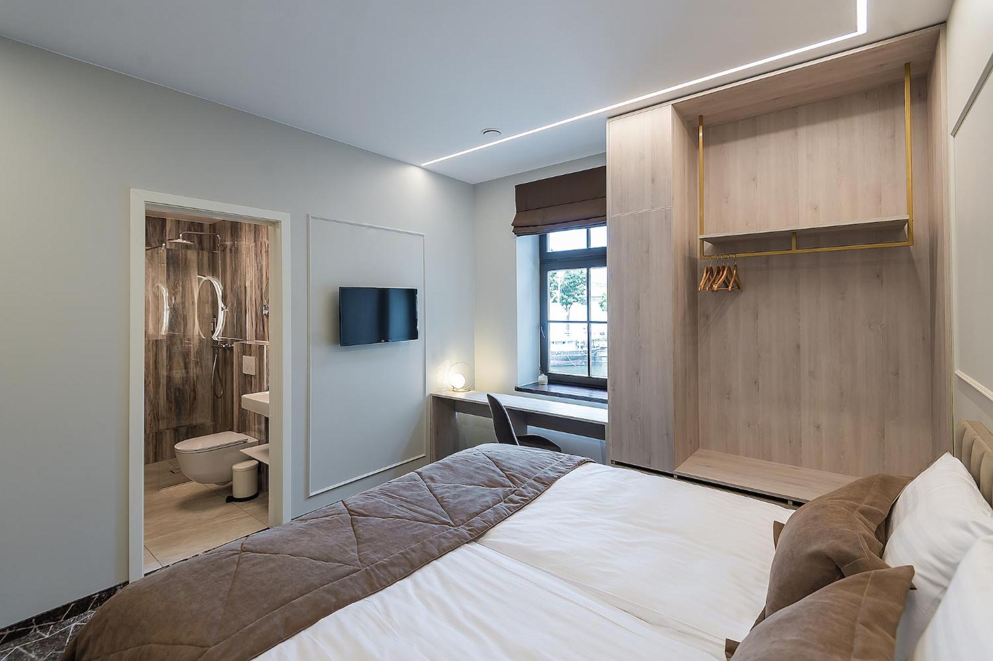 Deluxe Double Room - Photo 9