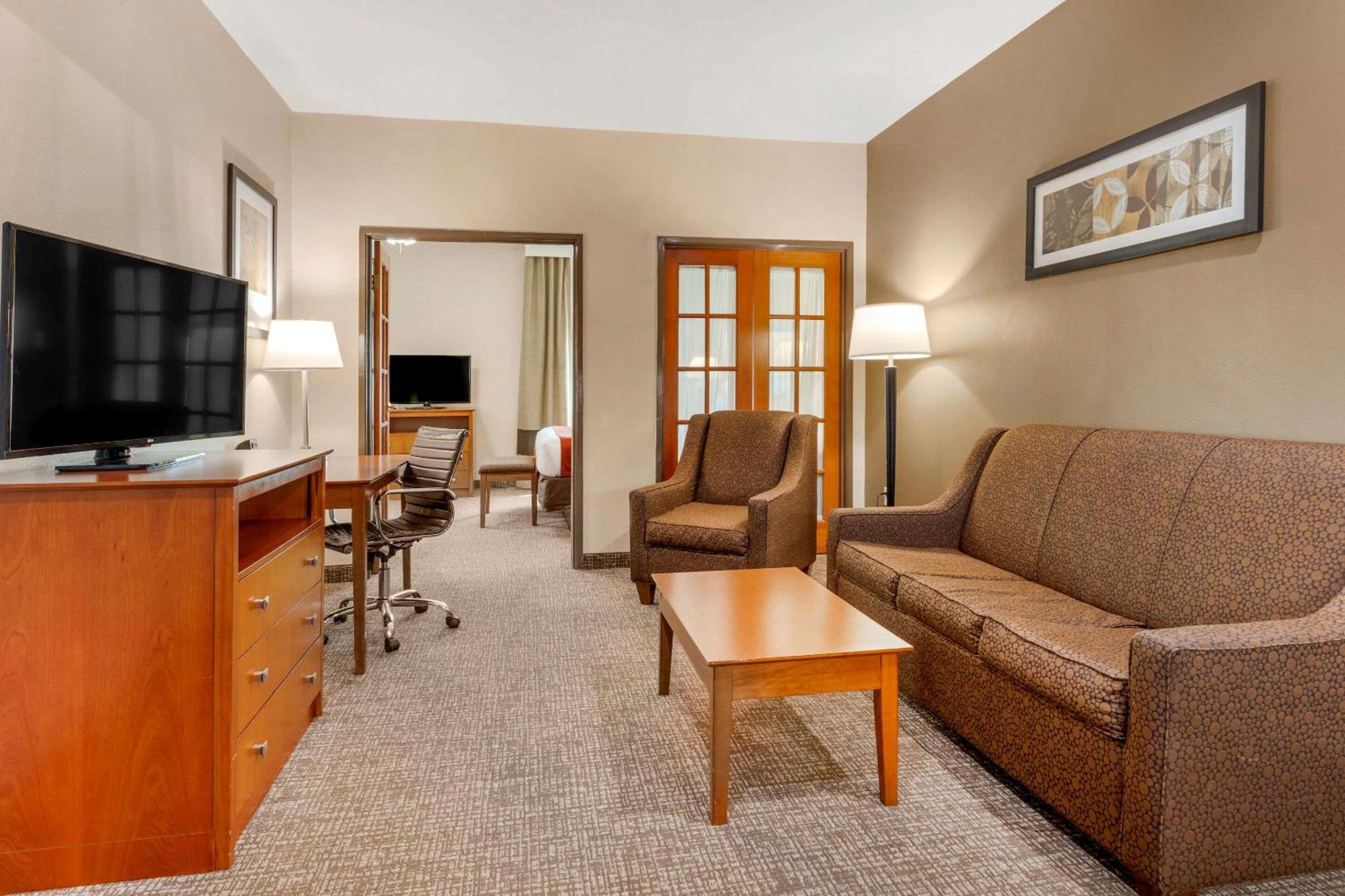 King Suite with Sofa Bed - Non-Smoking photo 1