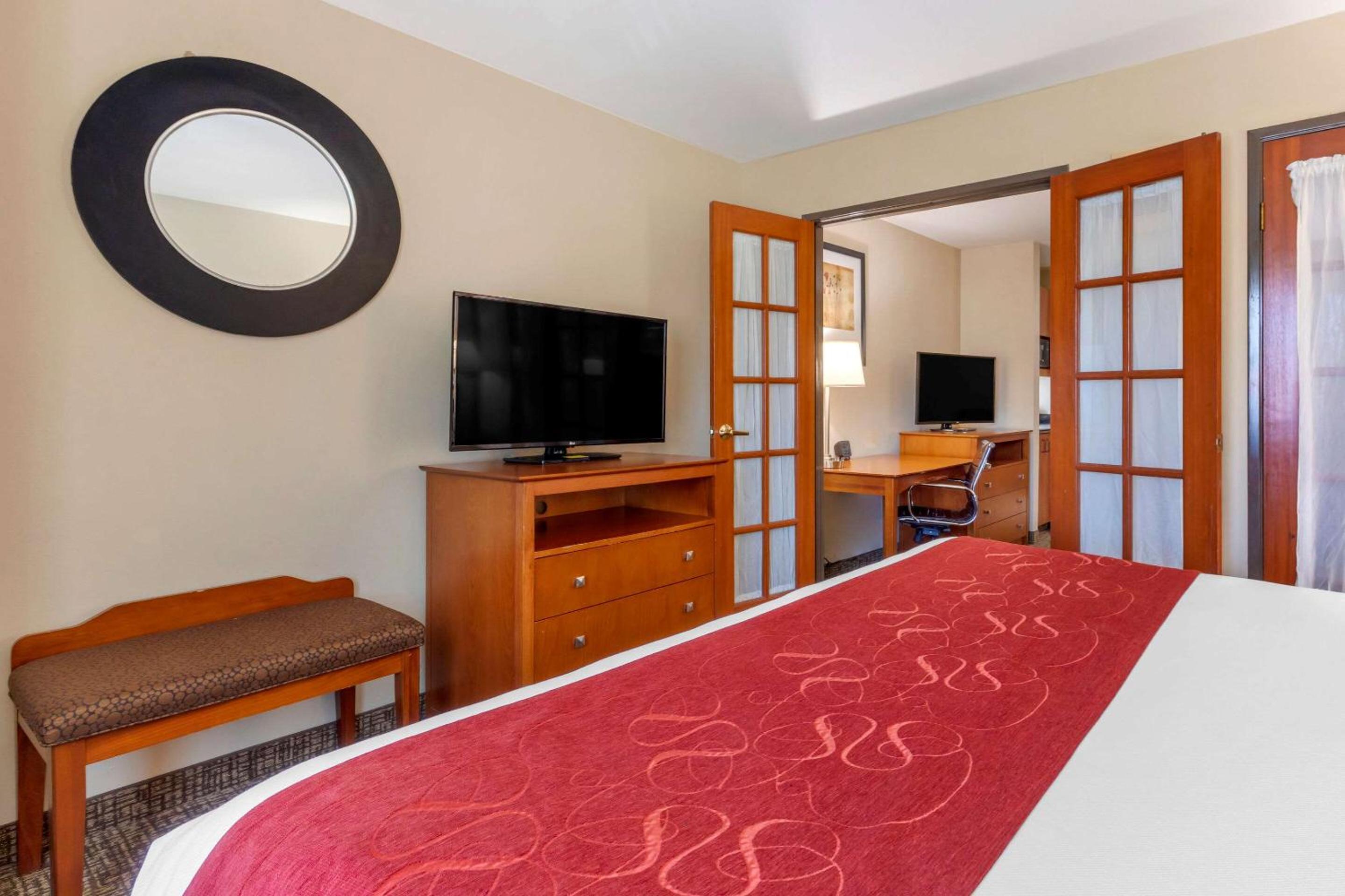 Deluxe King Suite - Non-Smoking - Photo 5