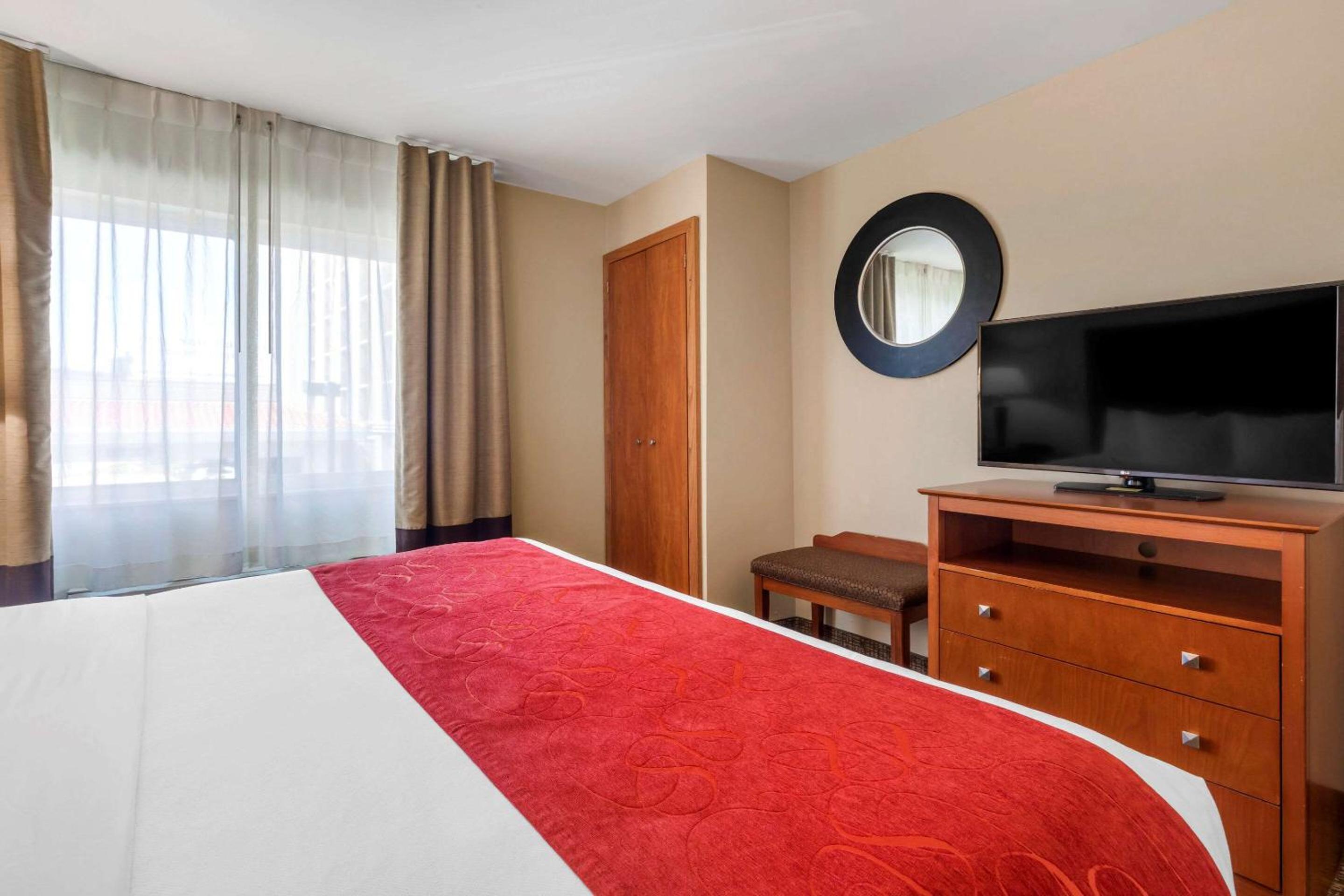 Deluxe King Suite - Non-Smoking - Photo 3