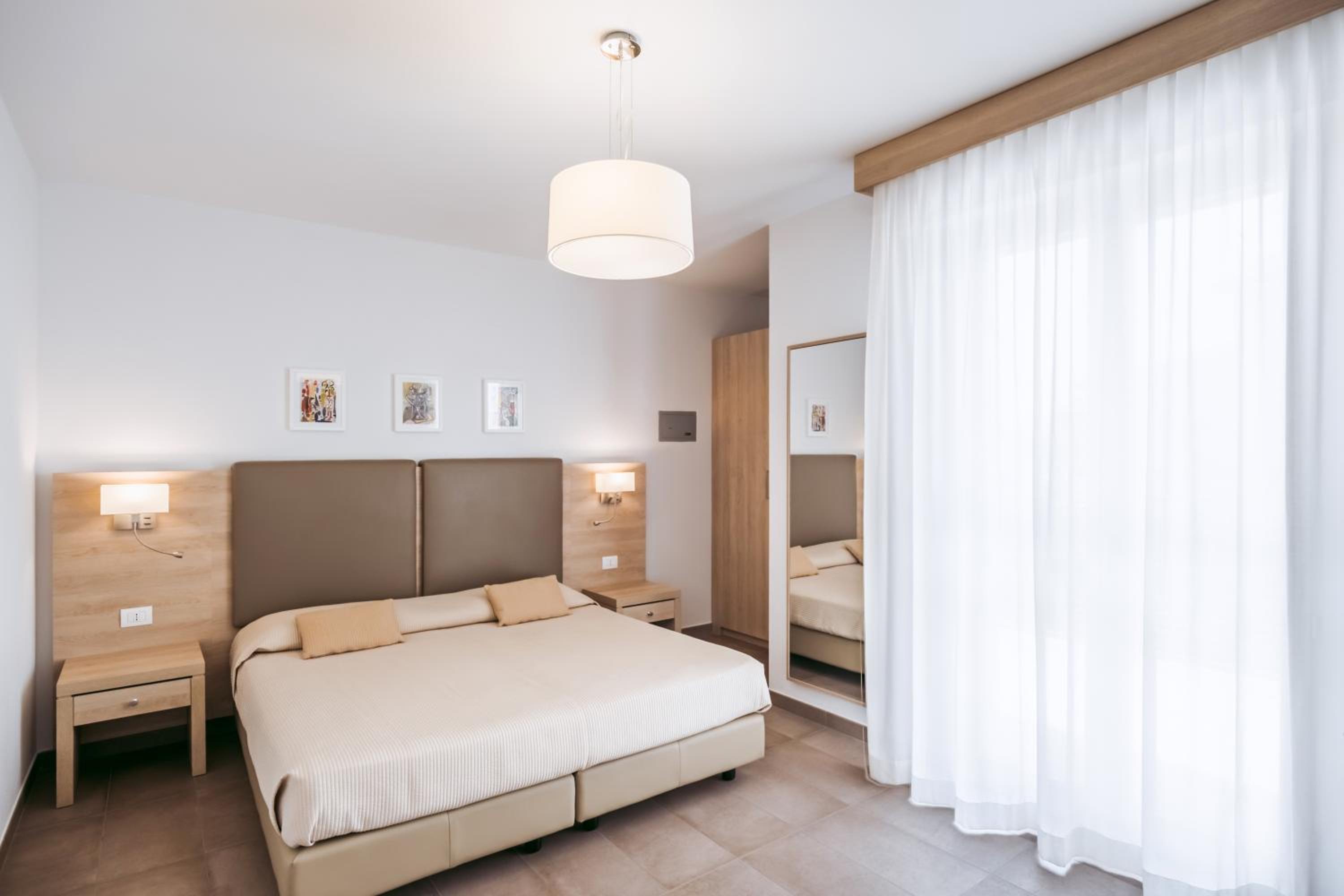 Double or Twin Room - Photo 9