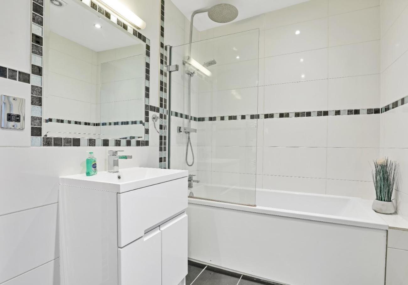 Three-Bedroom Apartment - Photo 10