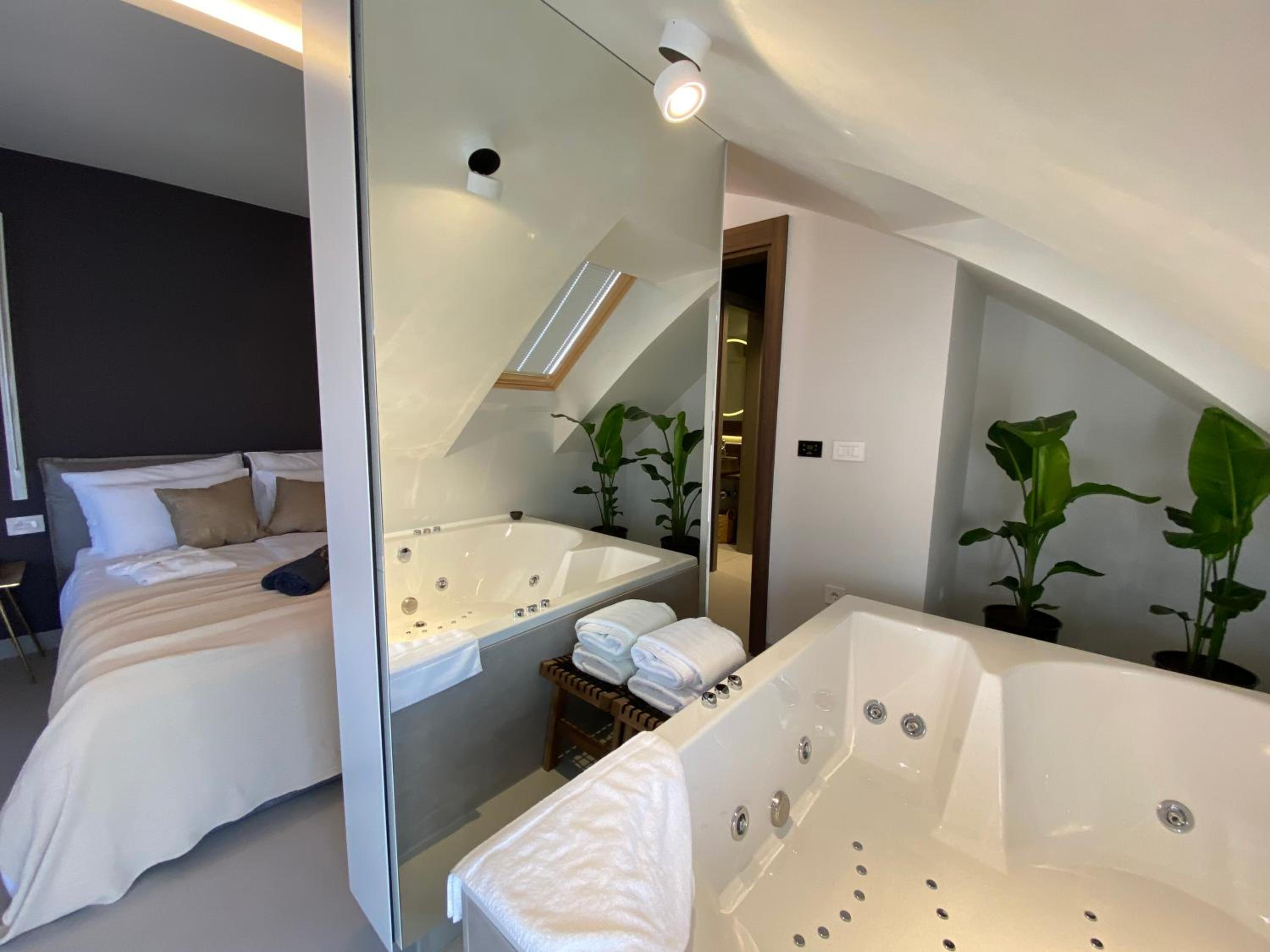 Queen Suite with Spa Bath - Photo 21