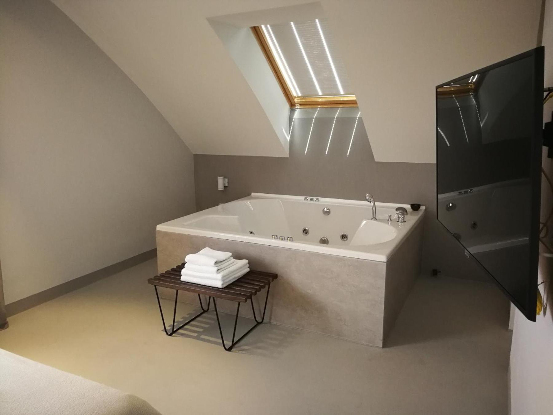 Queen Suite with Spa Bath - Photo 5