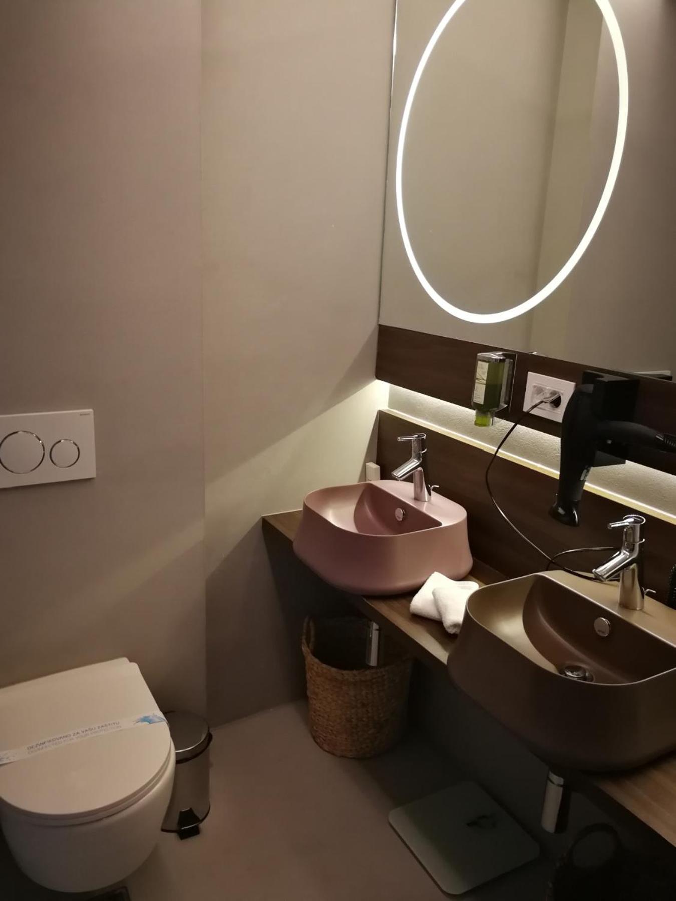 Queen Suite with Spa Bath - Photo 11