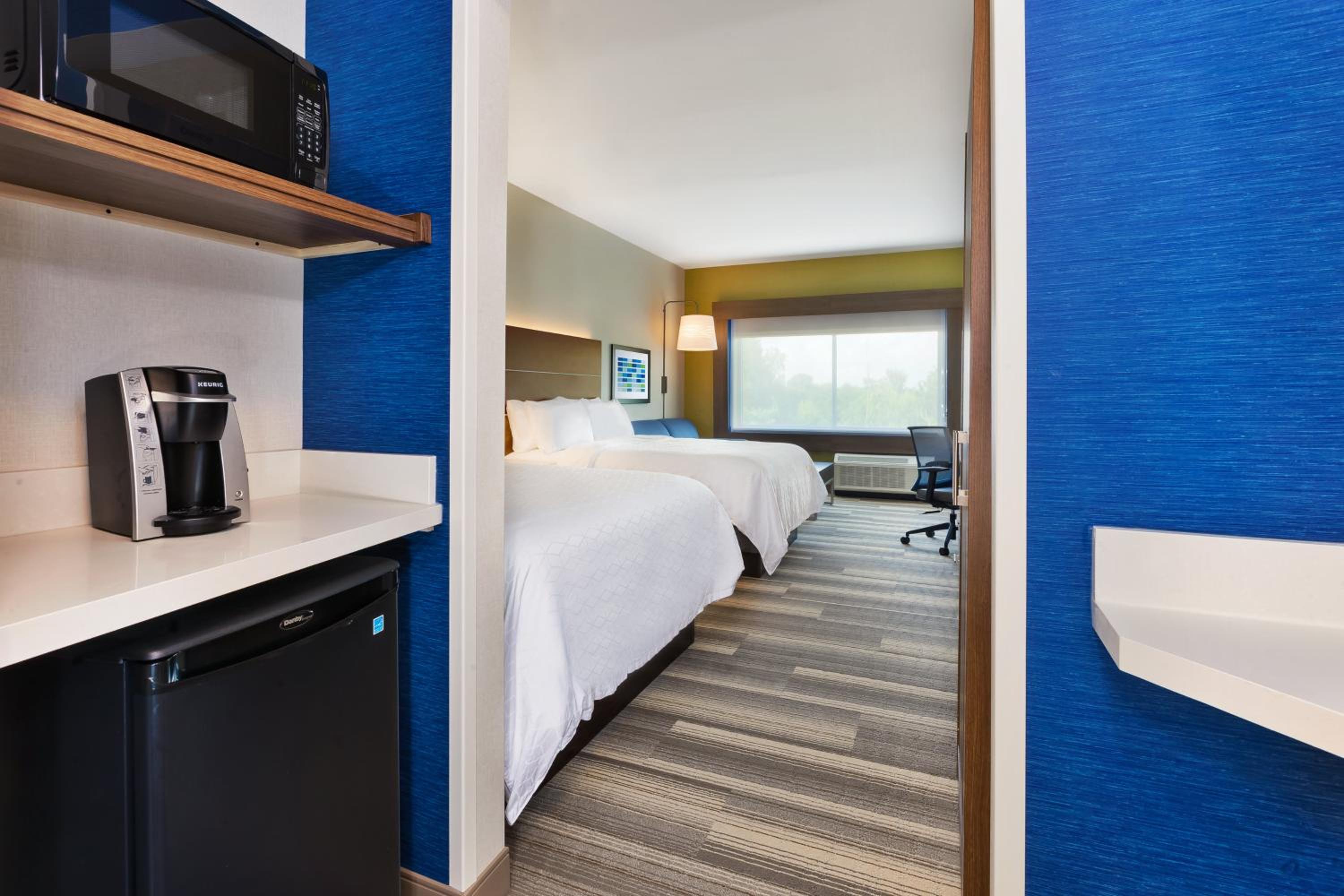 Queen Suite with Two Queen Beds and Sofa Bed - Photo 3