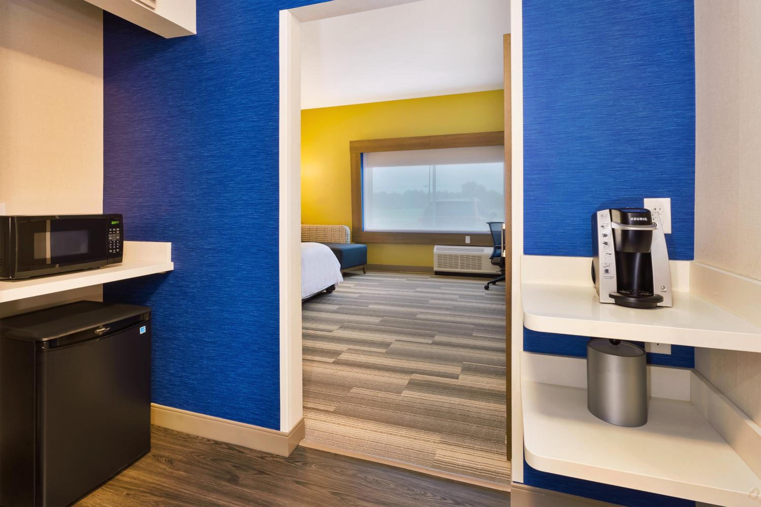 Standard King Room with Mobility Accessible Tub - Photo 2