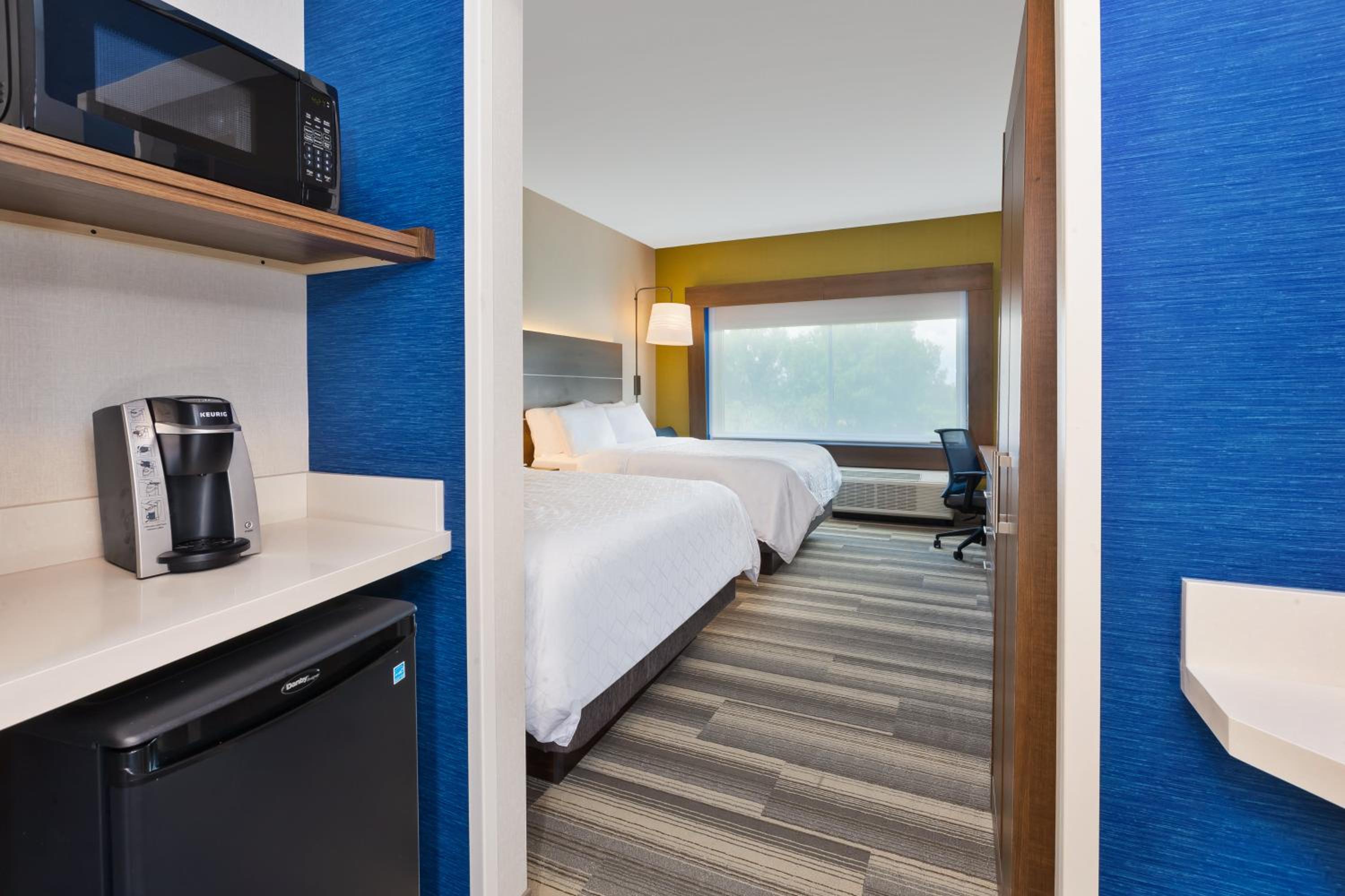 Standard Room with Two Queen Beds - Photo 5