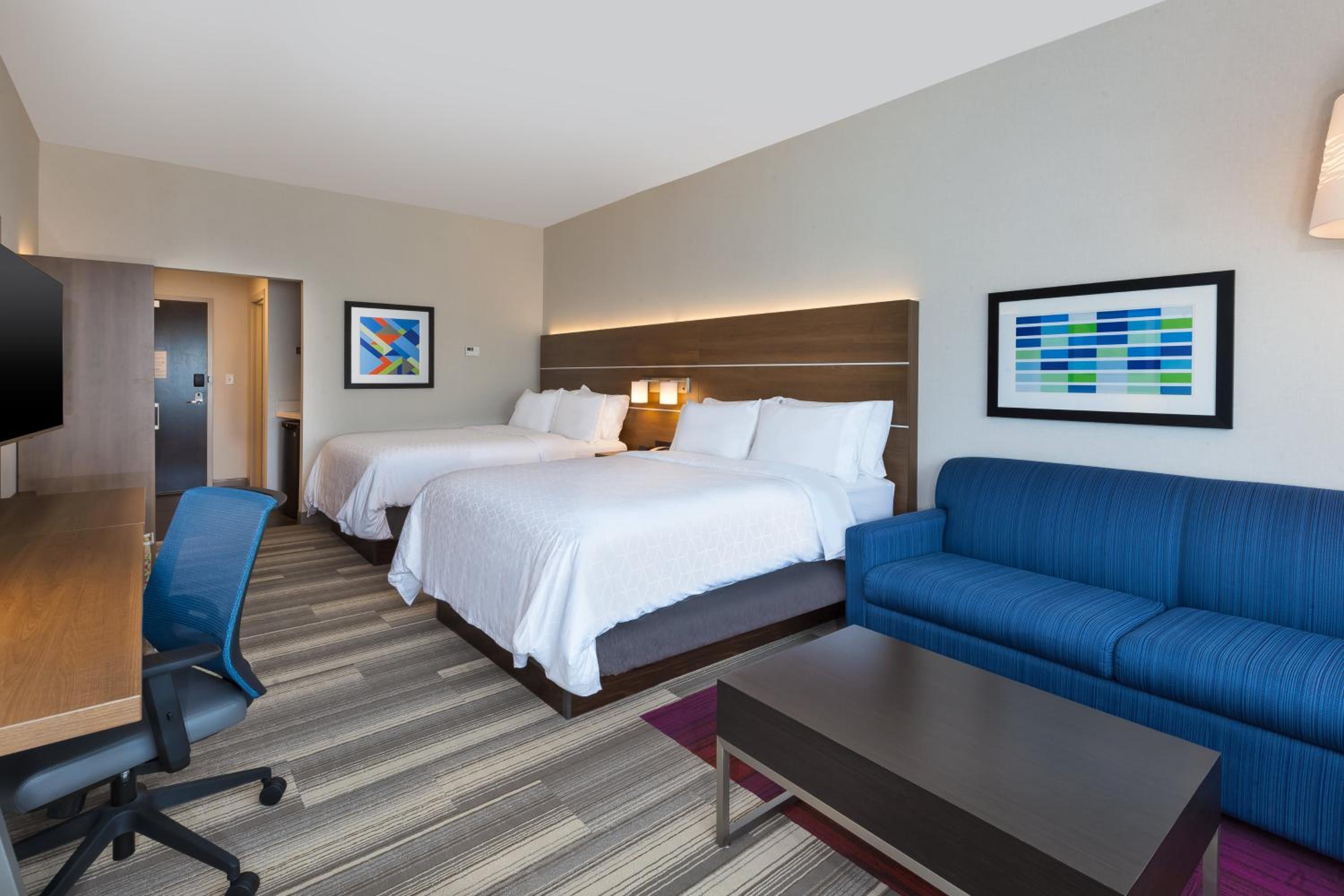Queen Suite With Two Queen Beds And Roll In Shower