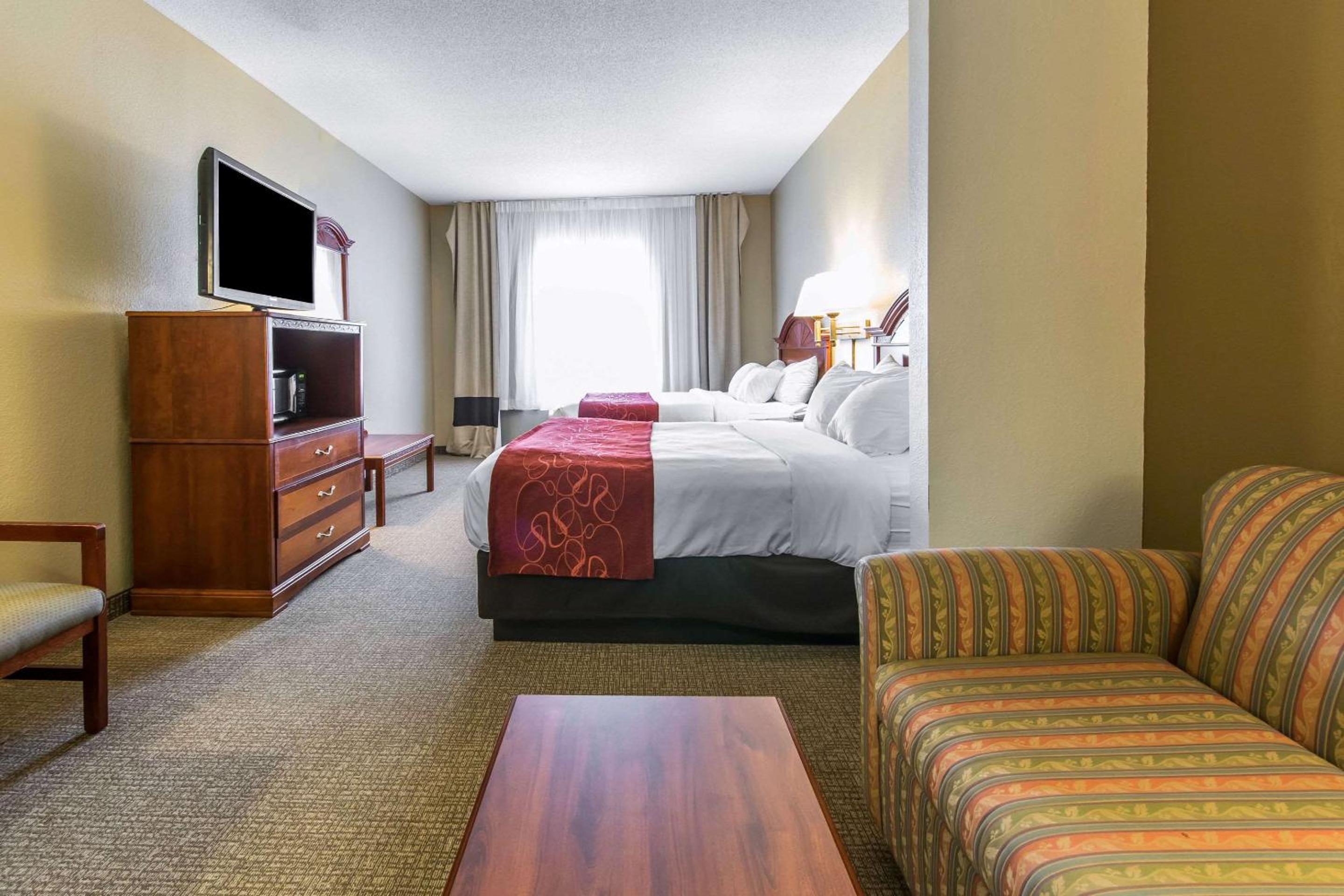 Queen Suite with Two Queen Beds and Accessible Tub - Accessible/Non-Smoking - Photo 2