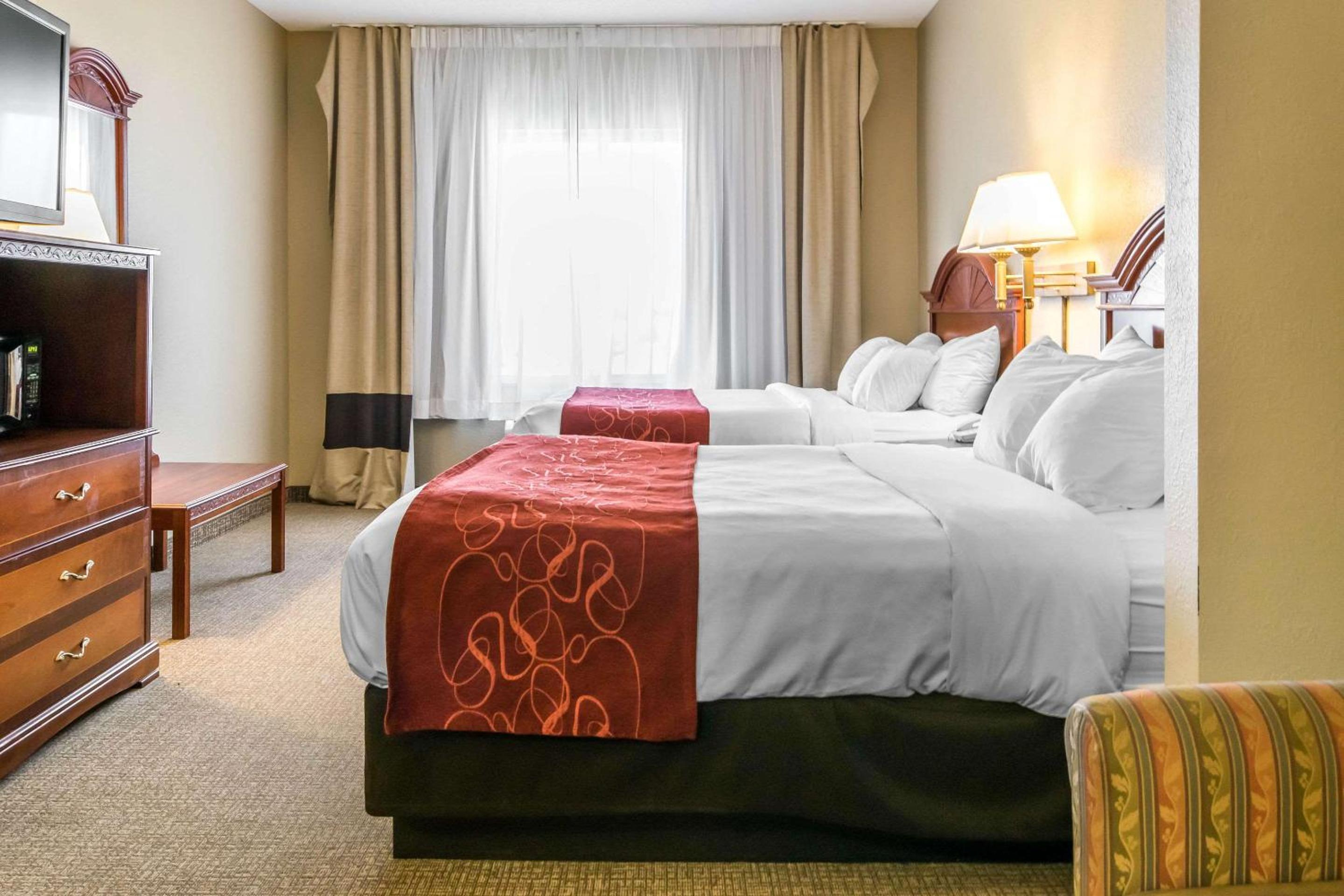 Queen Suite with Two Queen Beds and Accessible Tub - Accessible/Non-Smoking - Photo 3