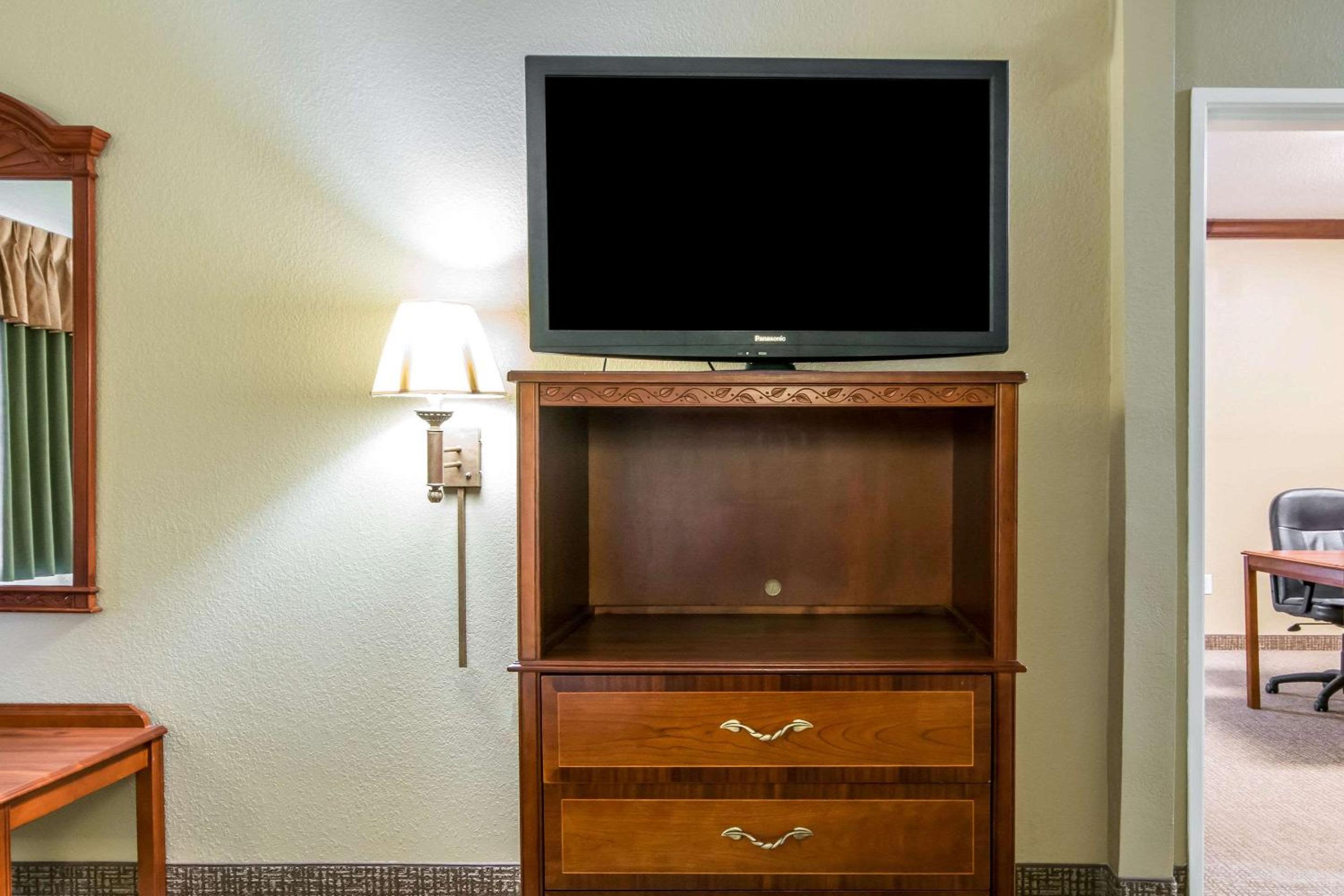 King Suite with Mobility Accessible - Accessible/Non-Smoking - Photo 2